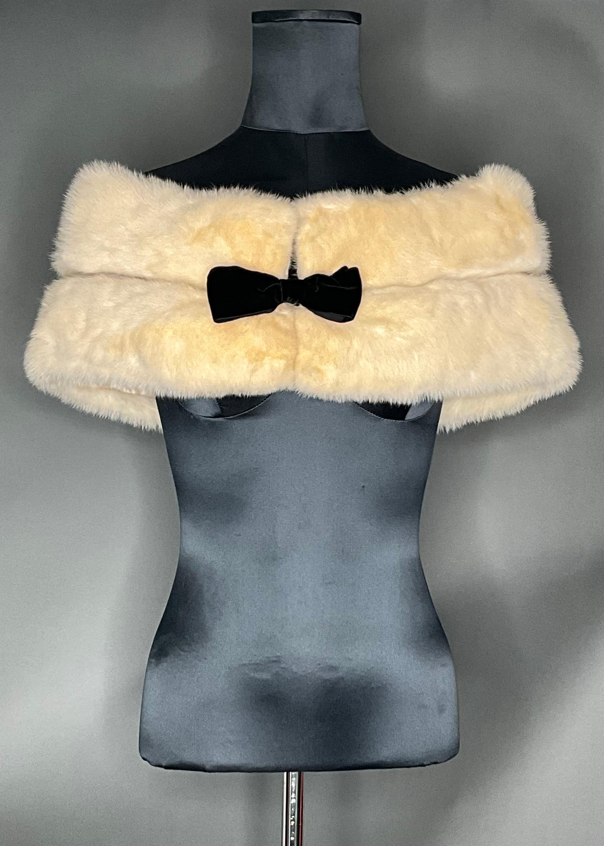 Vintage Mink Fur Stole with Black Bow In Good Condition For Sale In Lake Worth Beach, FL