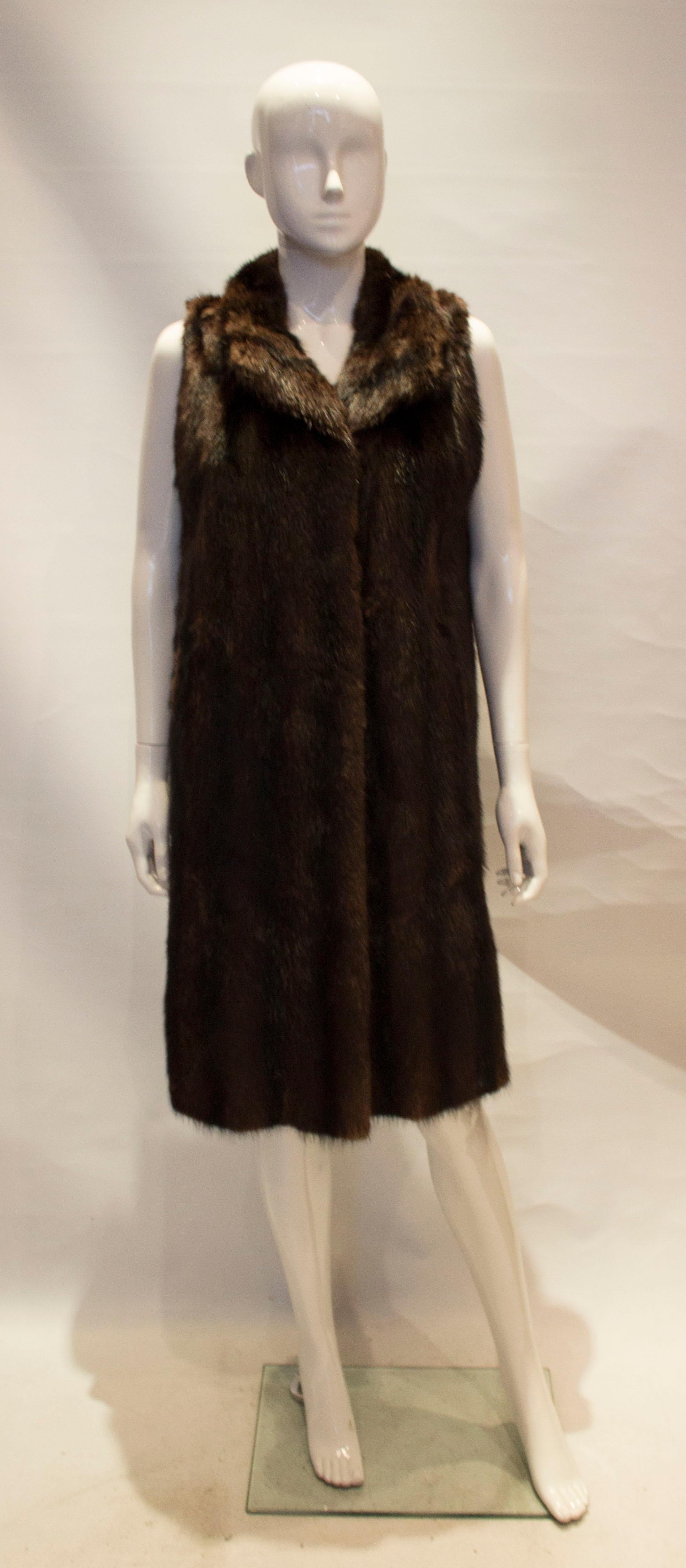 An easy to wear fur for Fall. This sleaveless mink gillet has a cut away collar, and a pocket on either side. It is fully lined.
Bust up to 39'', length 39''