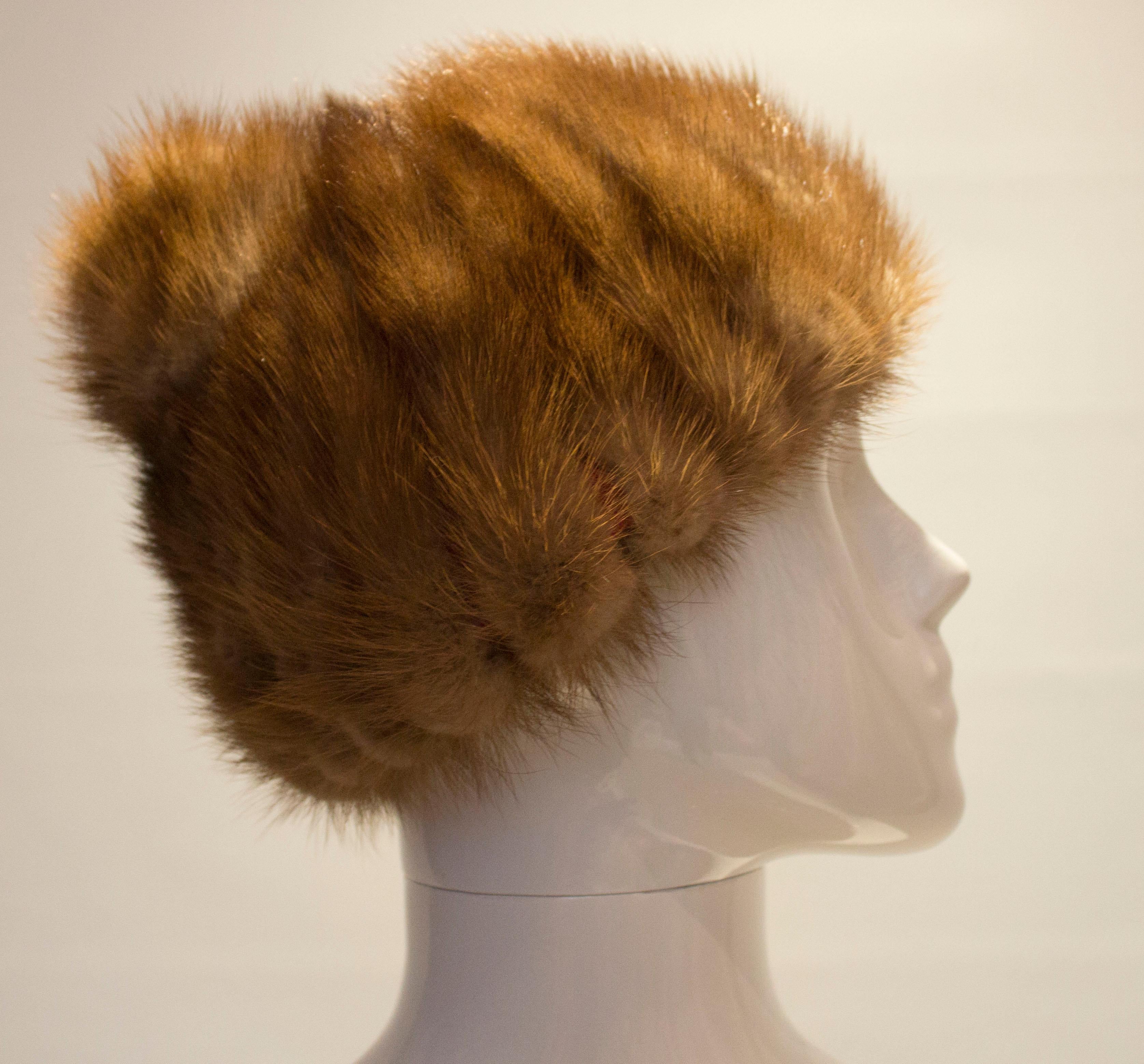 Un bonnet de vison mignon et chaud, idéal pour le temps froid. D'une belle couleur marron clair, le chapeau a une circonférence intérieure de 22''.