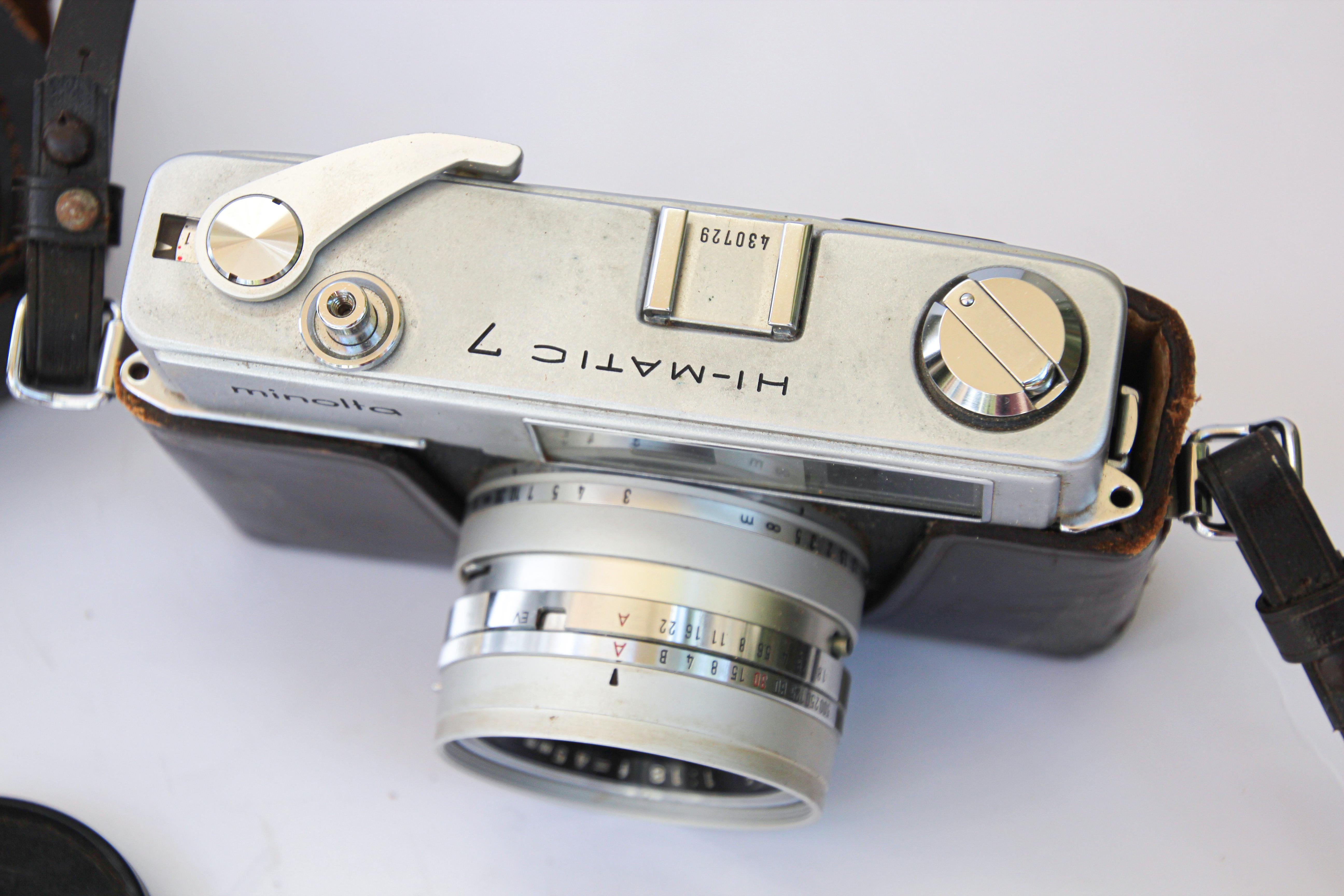 Sammlerstück aus den 1960er Jahren: Minolta HI-MATIC 7 35-mm-Filmkamera in Hartschalenkoffer.
Eine technologisch fortschrittliche alte Filmkamera.
Mit originaler Ledertasche und -riemen sowie dem originalen, gefrästen Objektivdeckel,
Hergestellt
