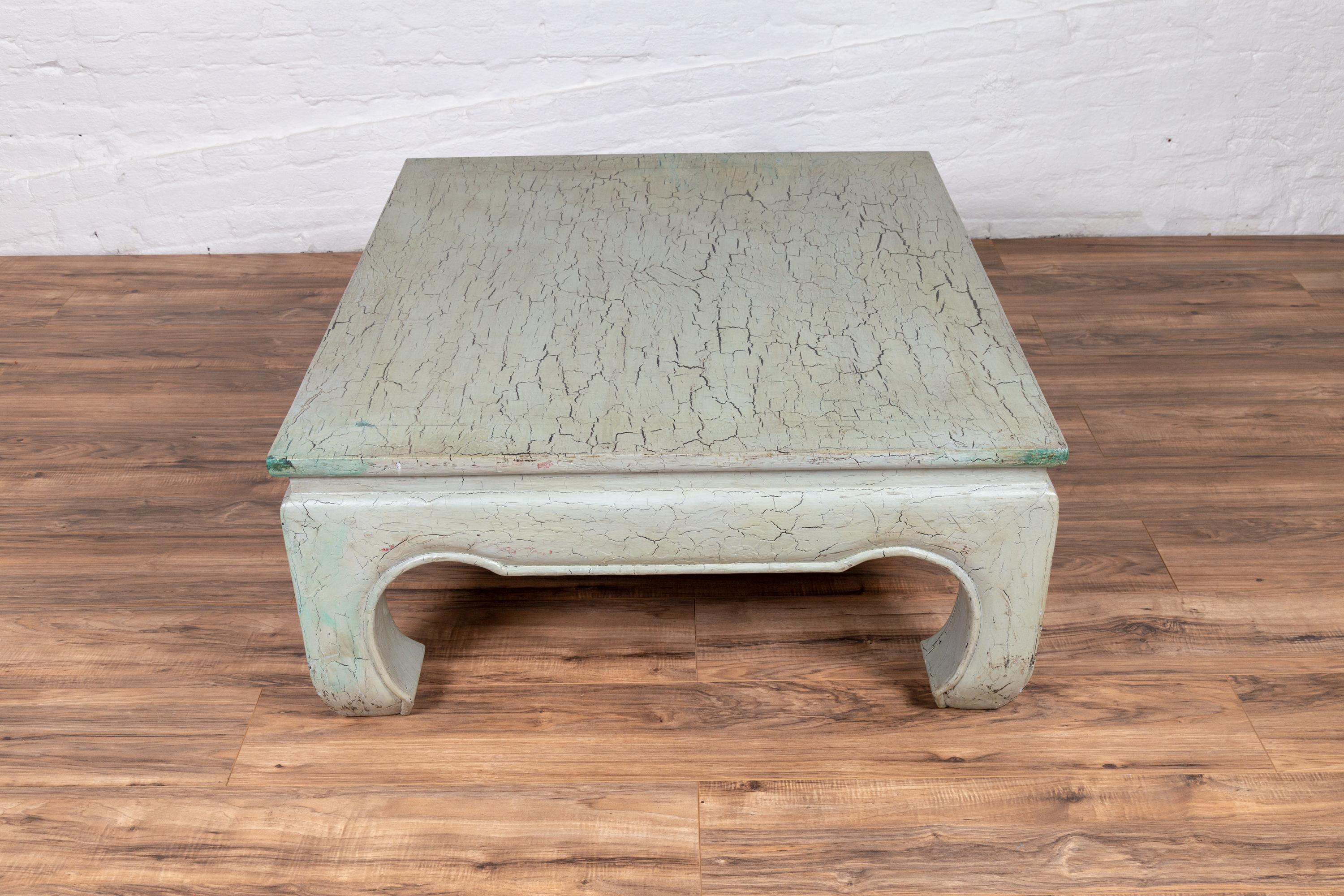 Table basse du milieu du siècle en vert menthe avec finition craquelée, pieds Chow, tablier cintré en vente 3