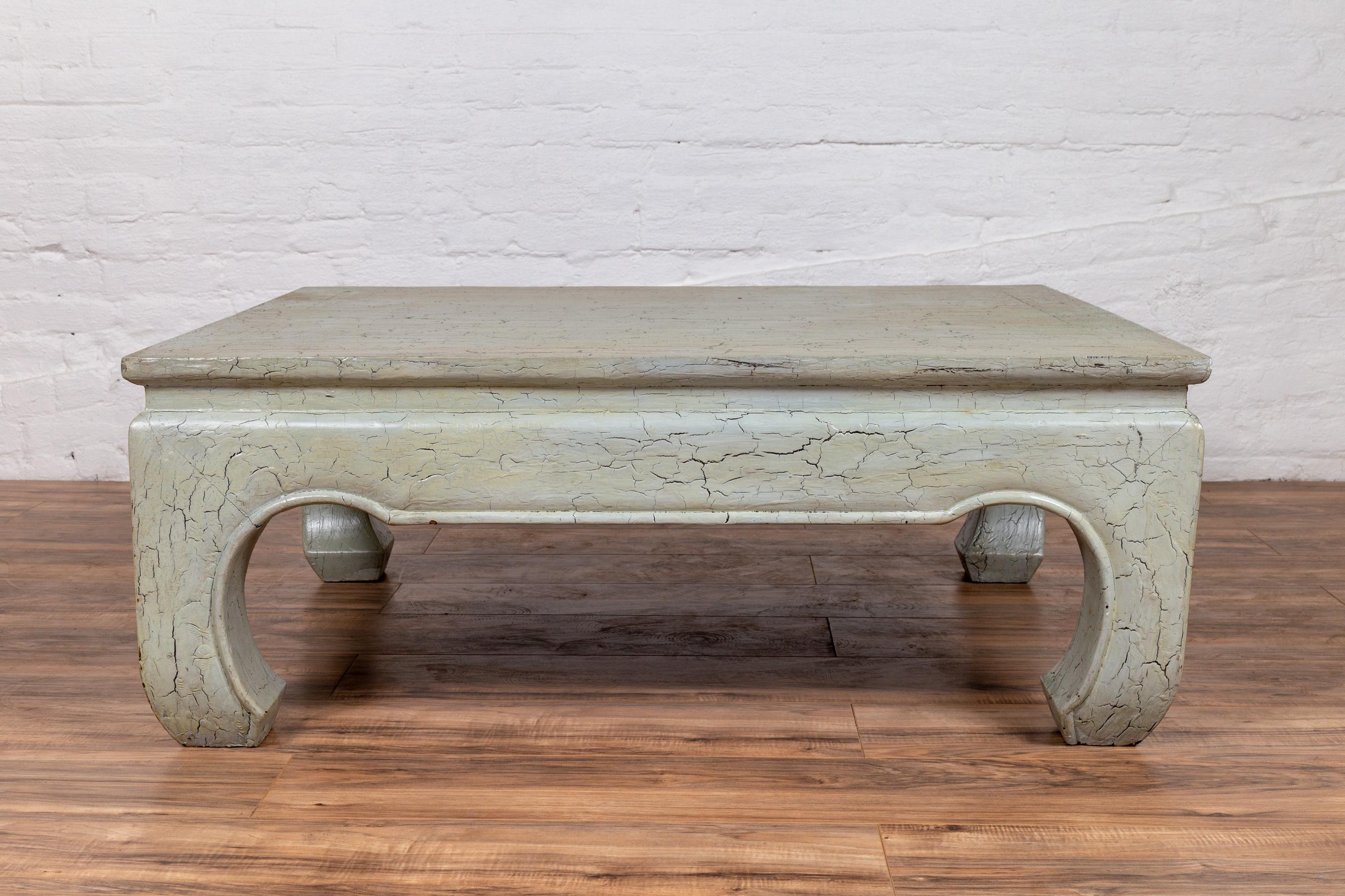 Mid-Century Modern Table basse du milieu du siècle en vert menthe avec finition craquelée, pieds Chow, tablier cintré en vente
