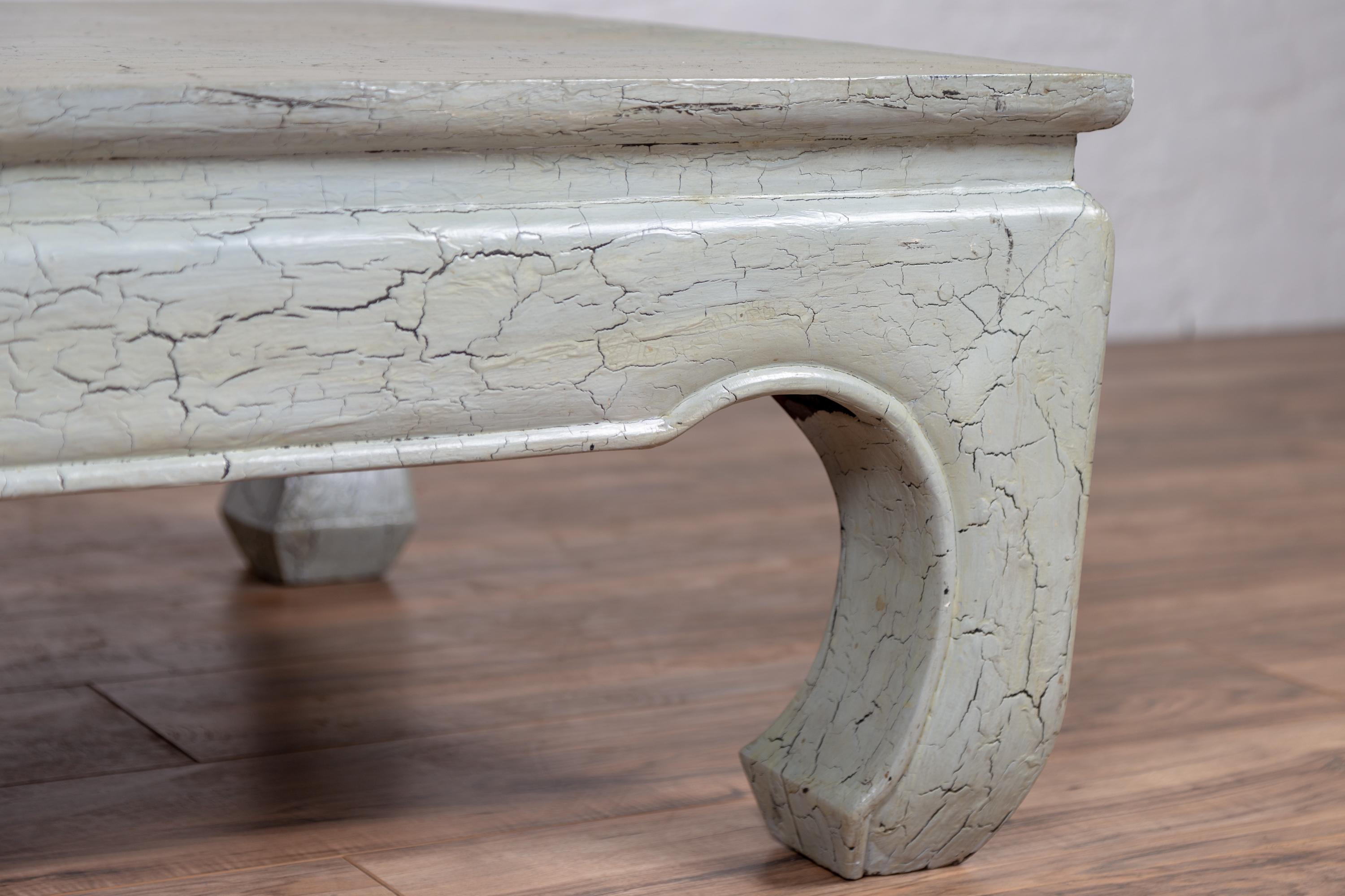 Table basse du milieu du siècle en vert menthe avec finition craquelée, pieds Chow, tablier cintré en vente 1
