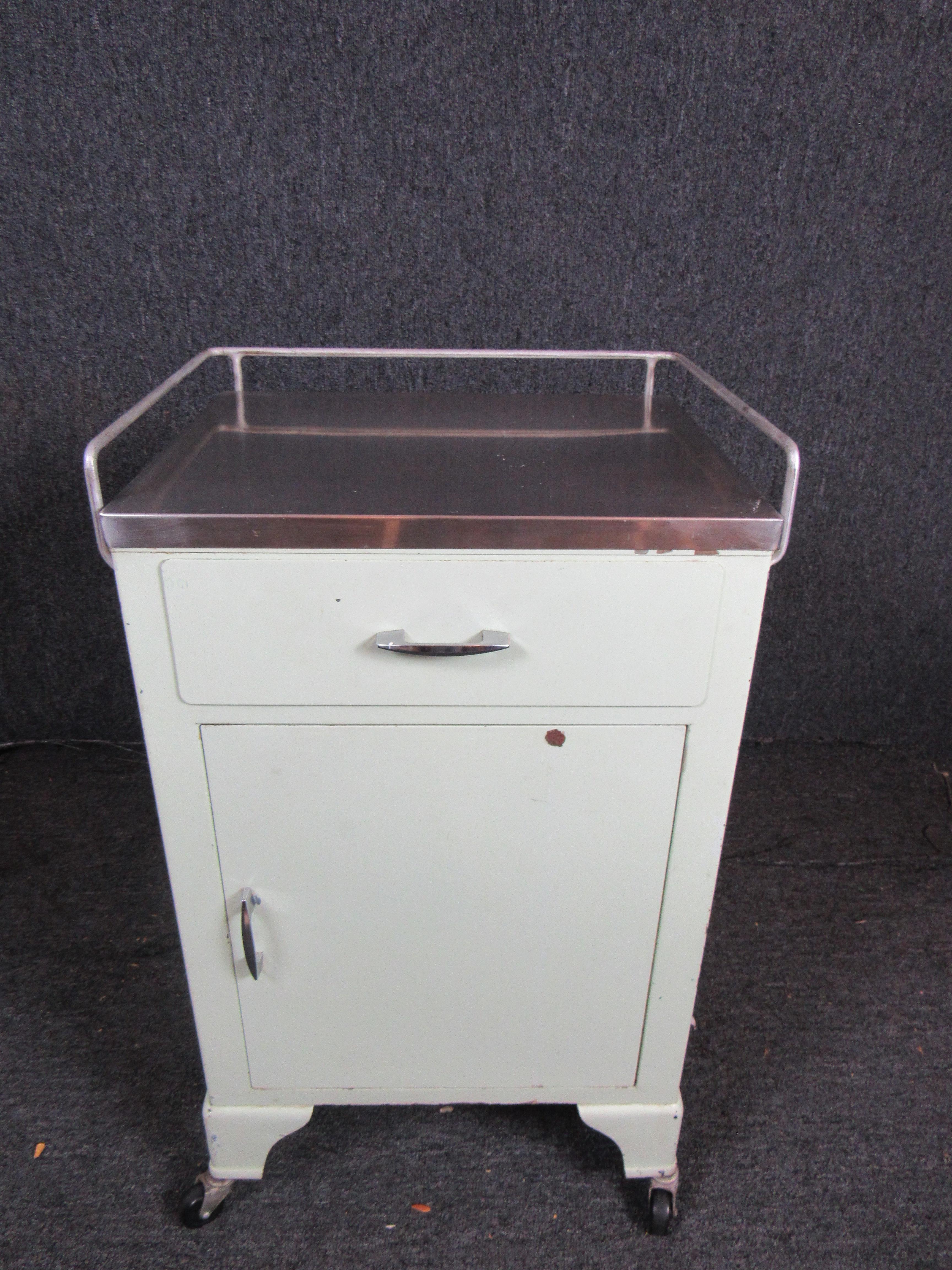 Wonderful vintage, authentic rolling doctor's cabinet in the classic mid-century mint green color. A nice sized cabinet and single pull-out drawer offers ample storage and organization options. Four, smooth casters makes rearranging a cinch. Please