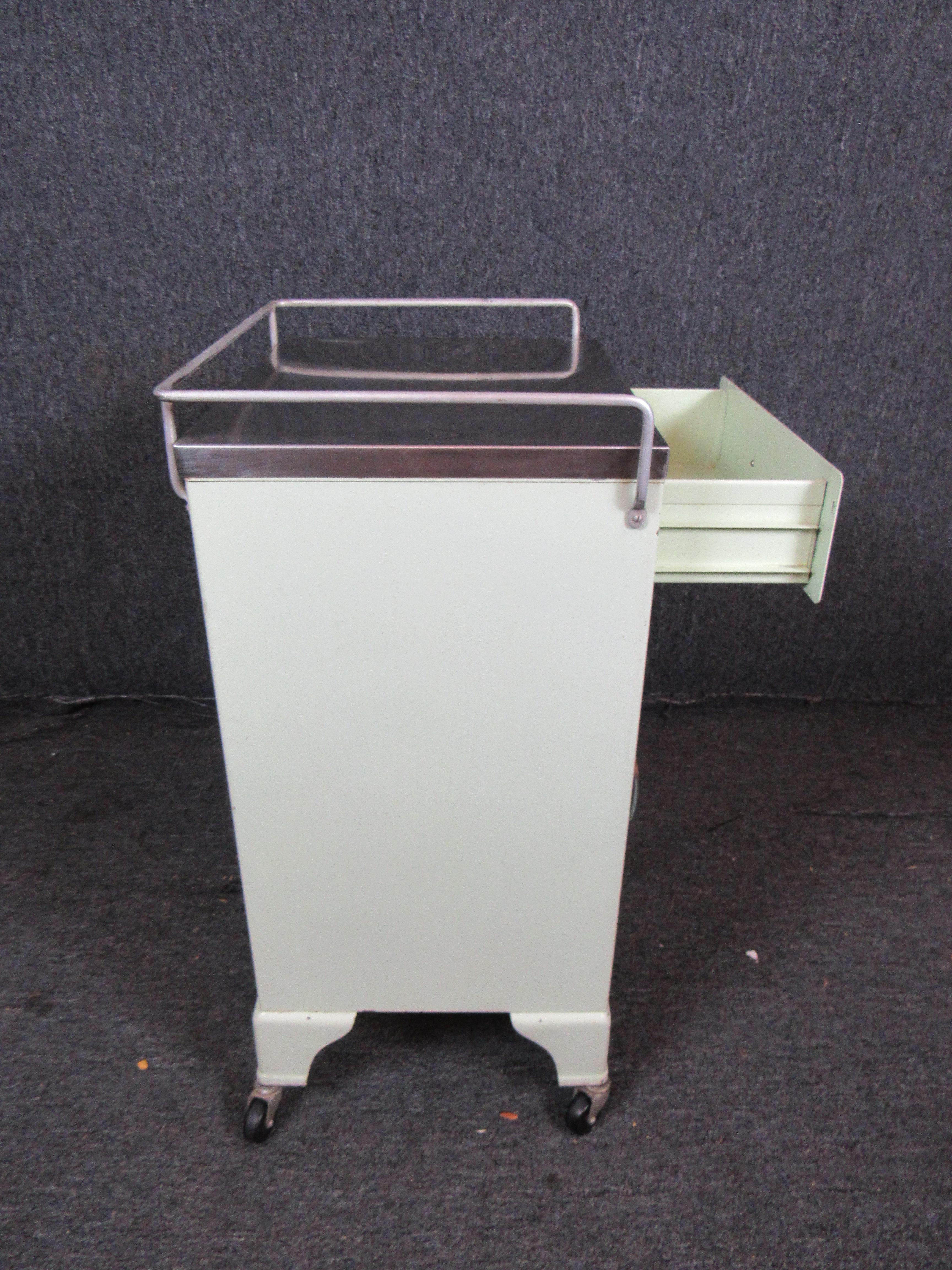 Vintage Mint Green Rolling Metal Medical Cabinet In Good Condition In Brooklyn, NY