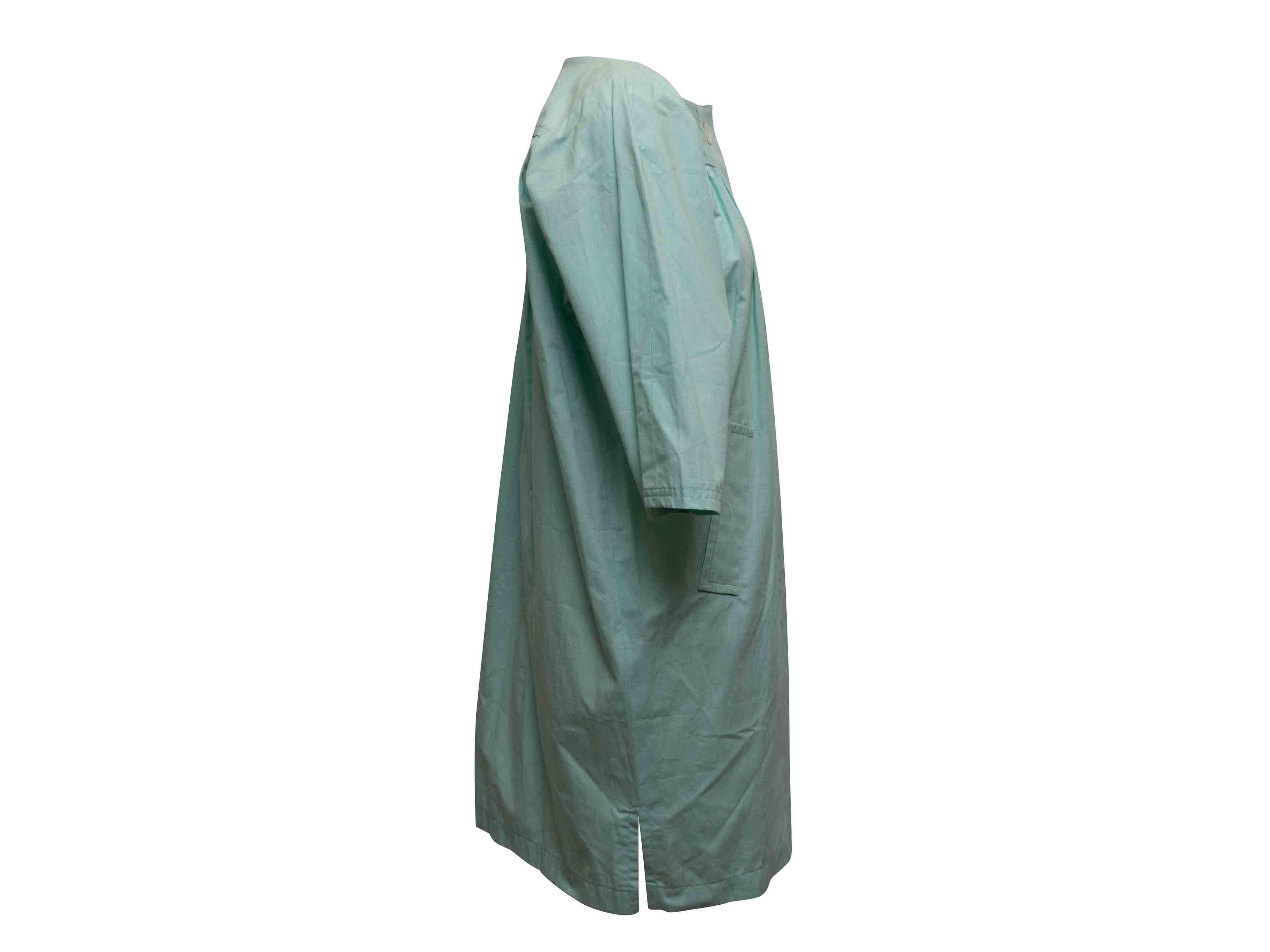Abito vintage verde menta di Saint Laurent. Circa anni '70. Girocollo. Maniche a tre quarti. Con bottoni sul davanti. Seno 44