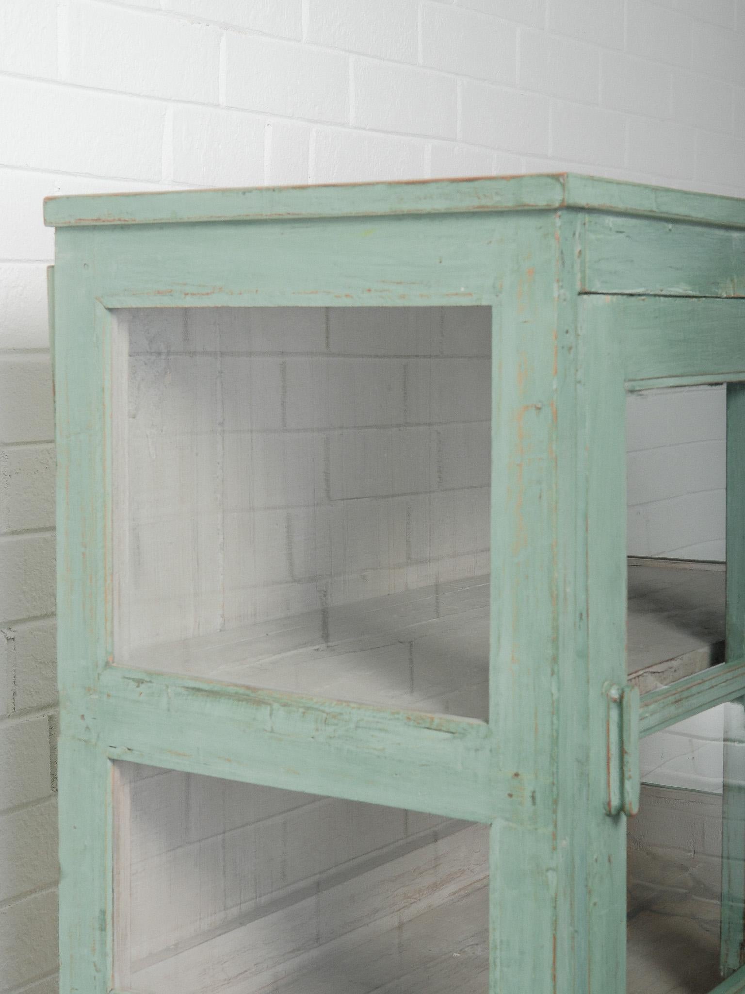 Indien Vintage Mint-Green Wooden Glass Front Shelf Distressed Painted Display (Étagère en bois vert menthe avec façade en verre) en vente