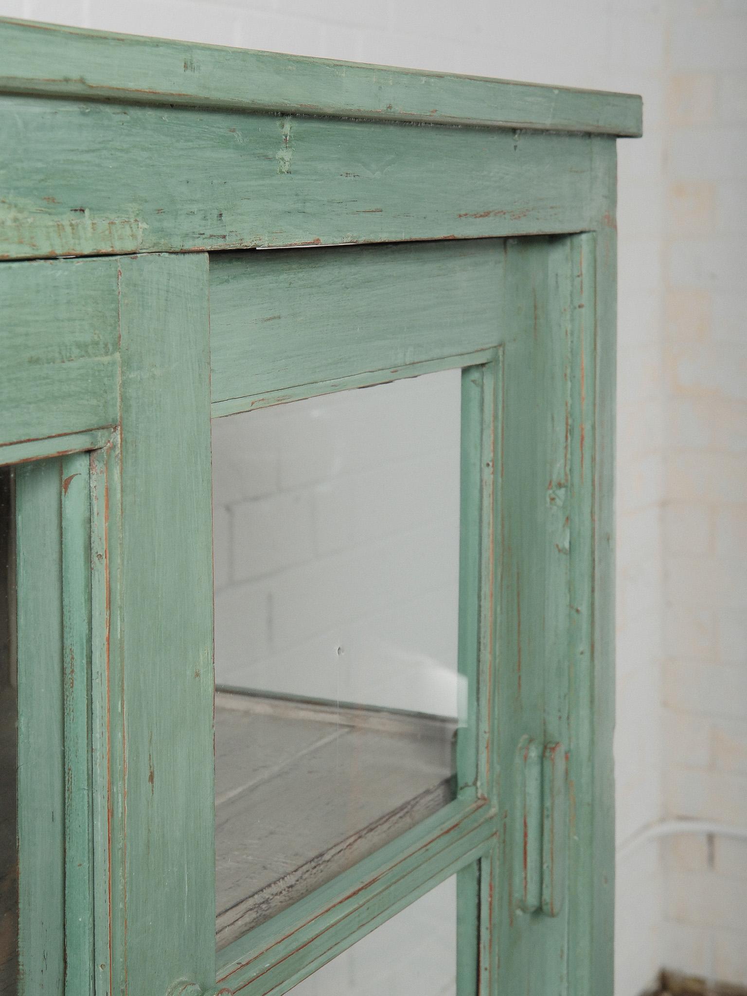 Vintage Mint-Green Wooden Glass Front Shelf Distressed Painted Display (Étagère en bois vert menthe avec façade en verre) Bon état - En vente à High Point, NC