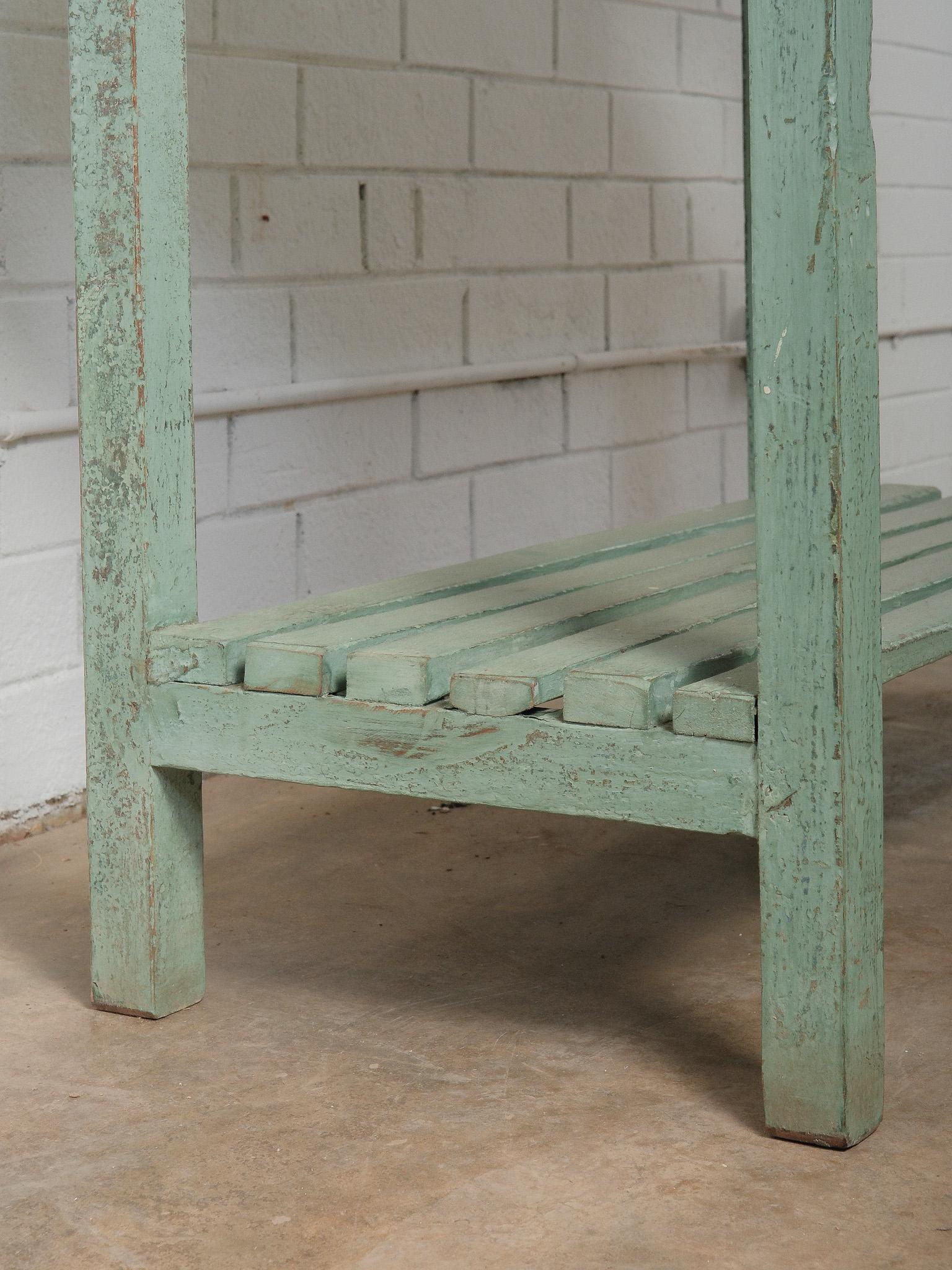 20ième siècle Vintage Mint-Green Wooden Glass Front Shelf Distressed Painted Display (Étagère en bois vert menthe avec façade en verre) en vente