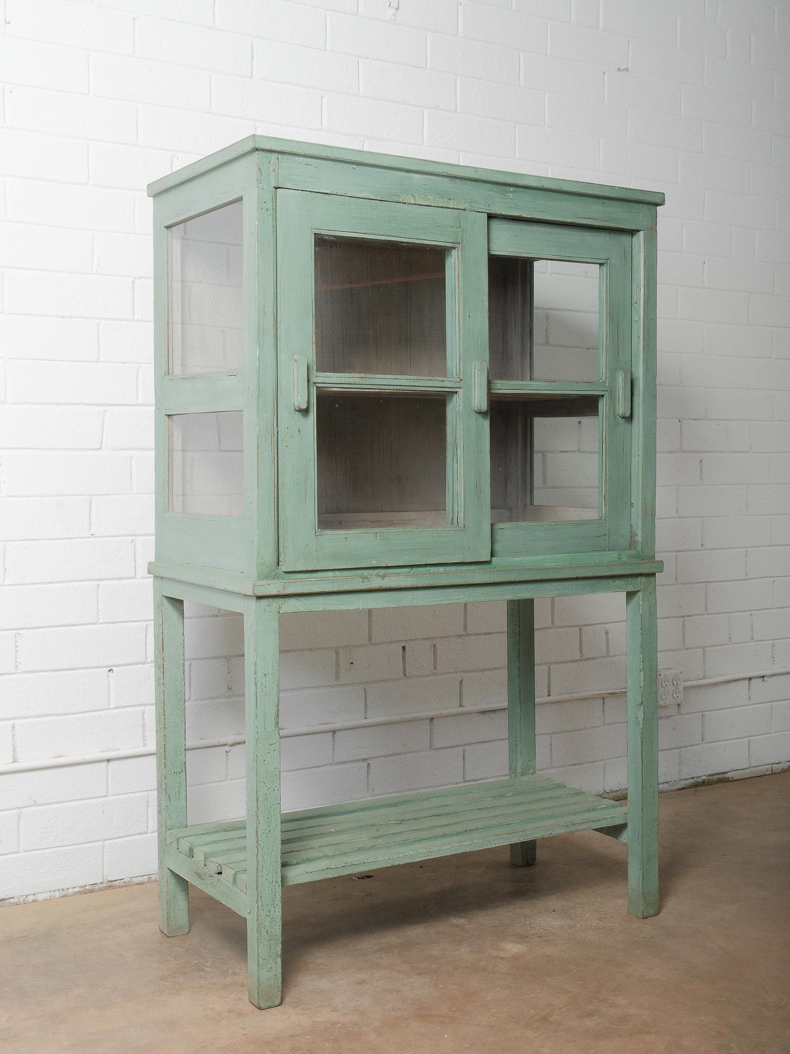 Vintage Mint-Green Wooden Glass Front Shelf Distressed Painted Display (Étagère en bois vert menthe avec façade en verre) en vente 1