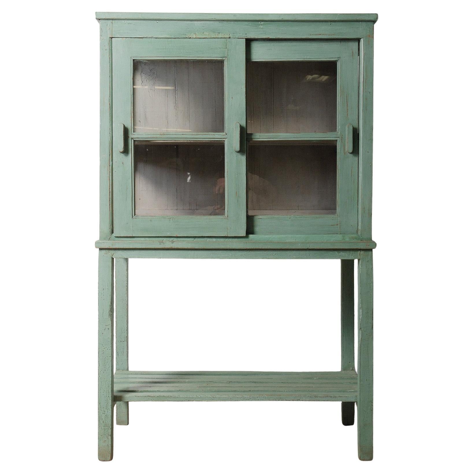 Espositore vintage in legno verde menta con ripiano frontale in vetro verniciato a fuoco