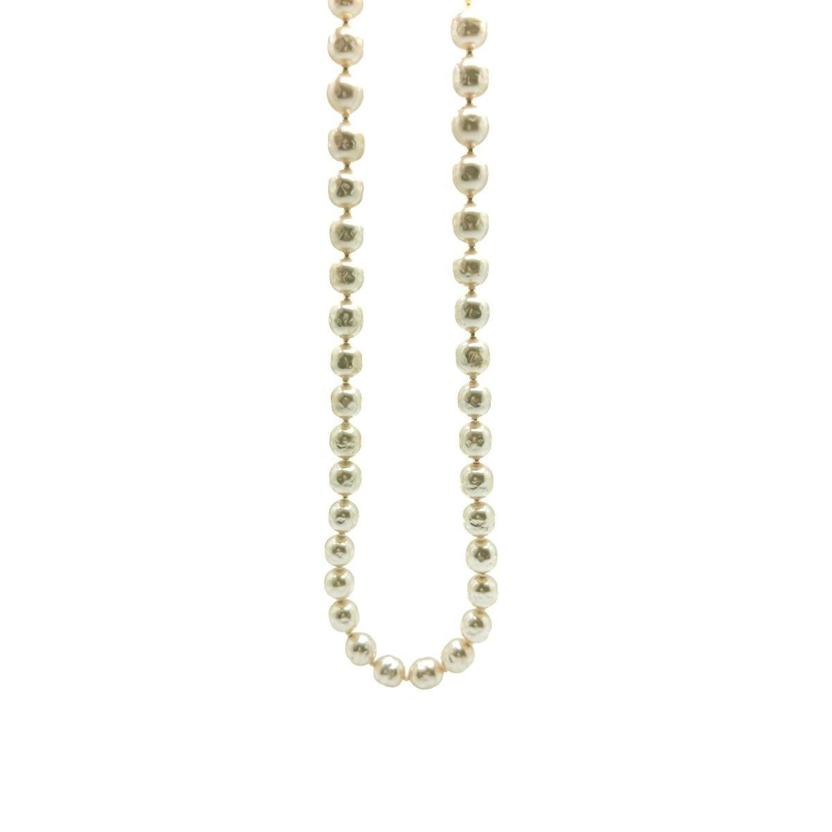 Una collana di perle barocche vintage di Miriam Haskell. Un delizioso filo lungo di perle in stile barocco che rimarrà un classico eternamente chic.
Una vita straordinaria, Miriam Haskell aprì la sua gioielleria a New York nel 1926. I suoi gioielli