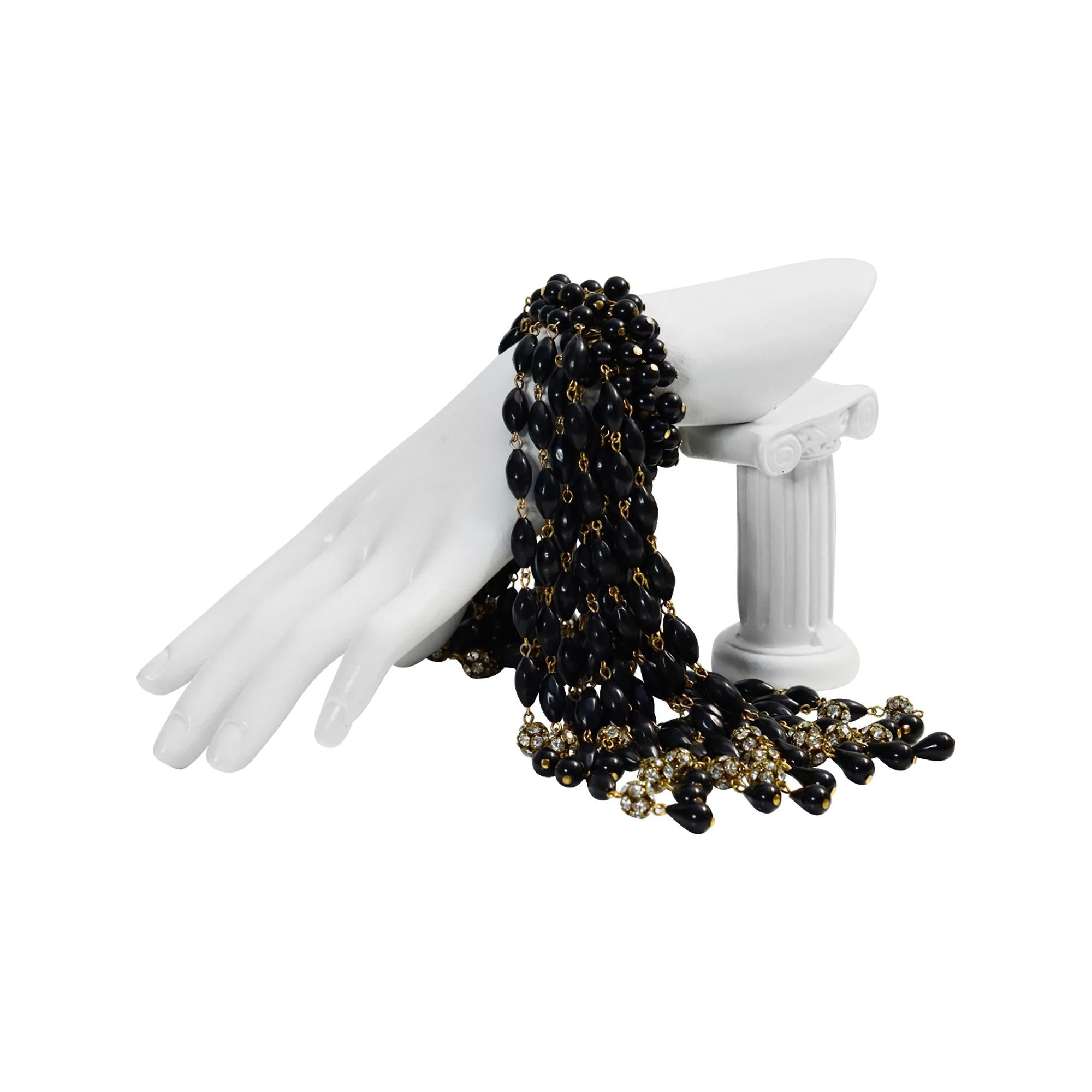 Vintage Miriam Haskell Pulsera de diamantes con cuentas negras colgantes Circa 1940s en Bueno estado para la venta en New York, NY