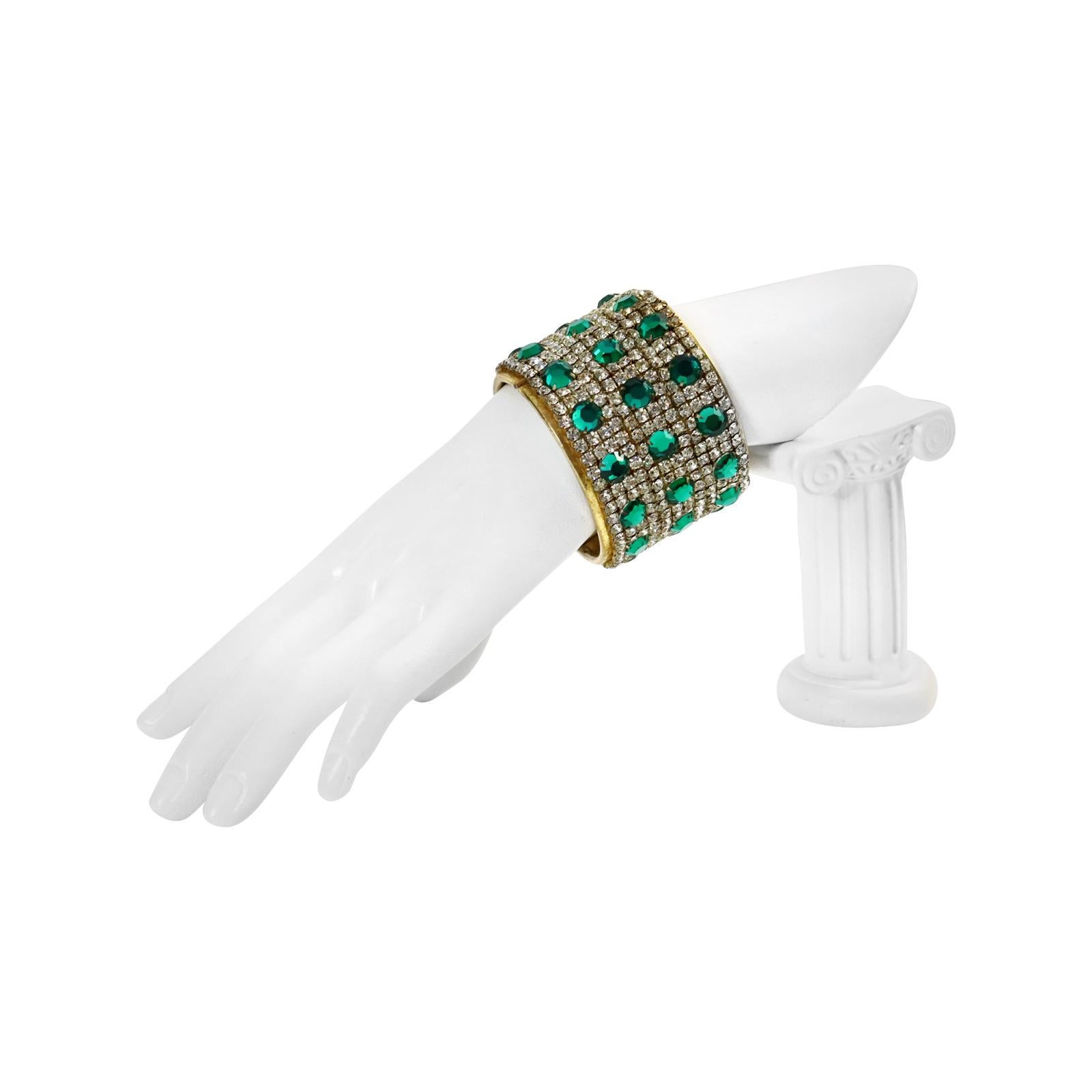 Vintage Miriam Haskell Diamante ton or et vert émeraude  Bracelet Circ des années 1950. Cette beauté est en très bon état pour son âge. Des rangées de cristaux clairs avec de grands cristaux vert émeraude sur un bracelet en or décoré. Très spécial.