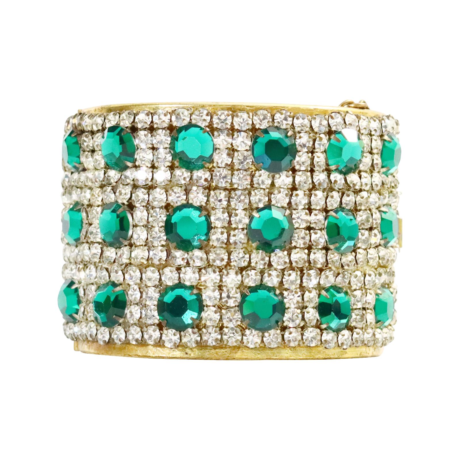 Bracelet vintage Miriam Haskell en or avec diamants vert émeraude Circa 1950s Bon état - En vente à New York, NY