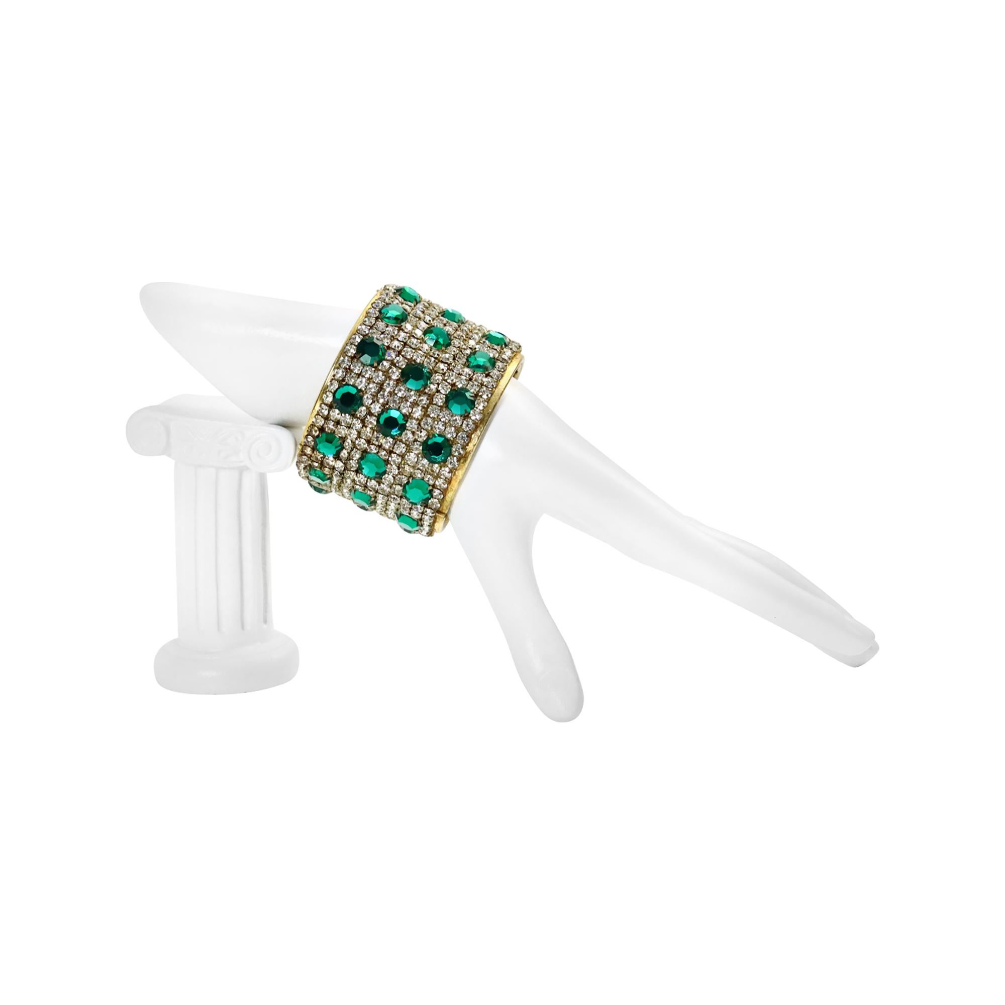 Femenino o masculino Vintage Miriam Haskell Pulsera de oro con diamantes verde esmeralda Circa 1950s en venta