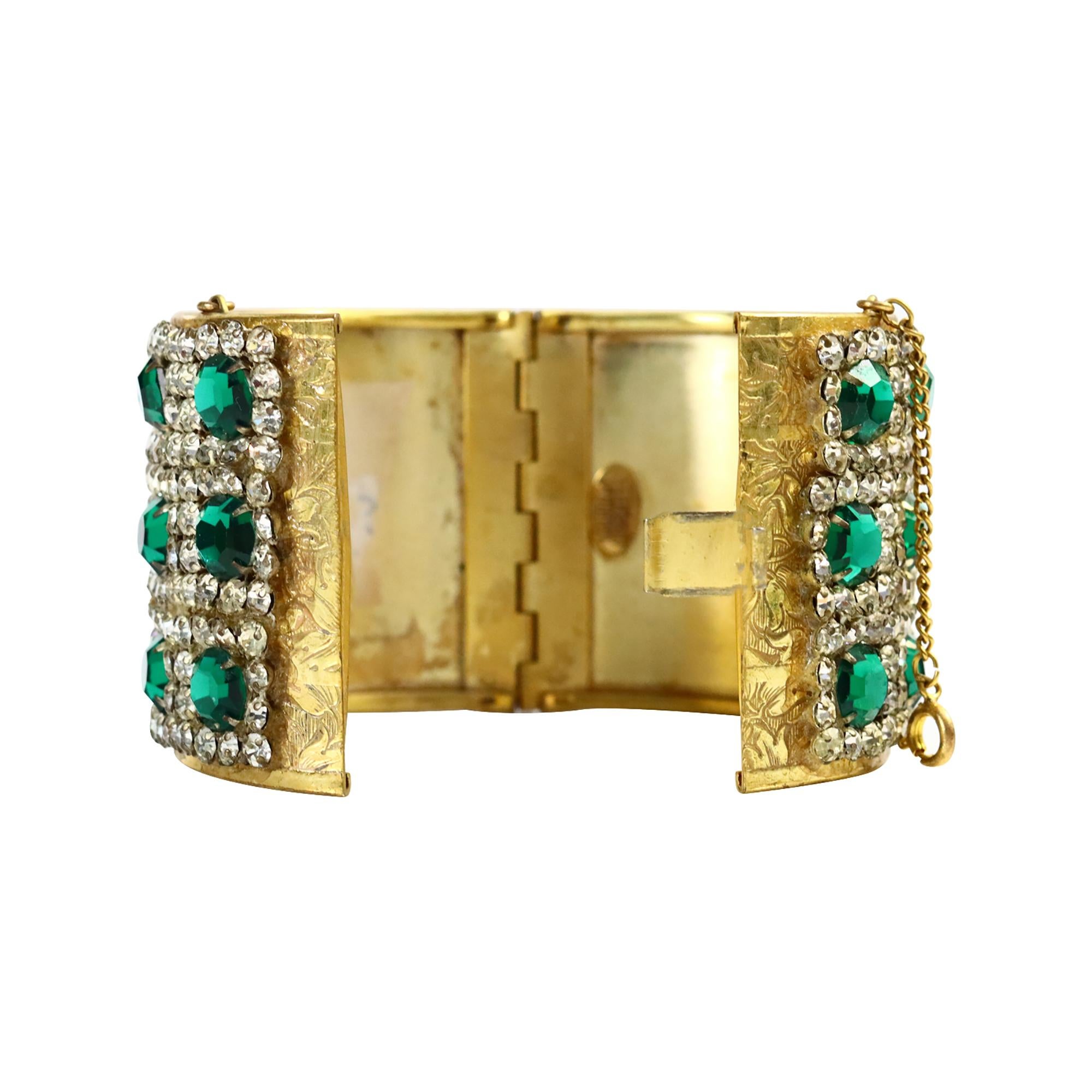 Vintage Miriam Haskell Pulsera de oro con diamantes verde esmeralda Circa 1950s en venta 1