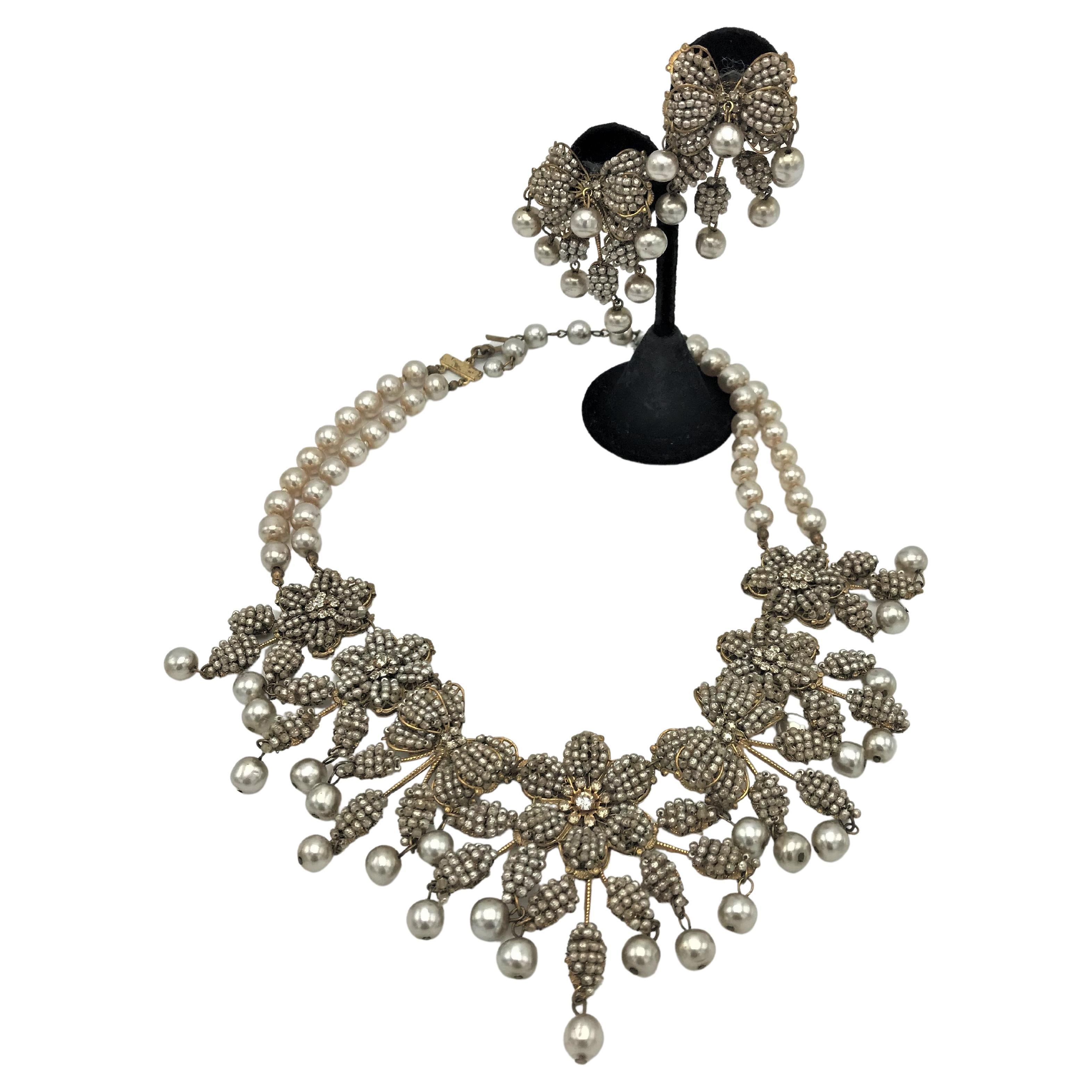 Circa 
Bellissima collana con fermaglio per orecchie abbinato, realizzata con piccole perle ricamate completamente a mano, strass e perle finte sul materiale tipico di Haskell - 