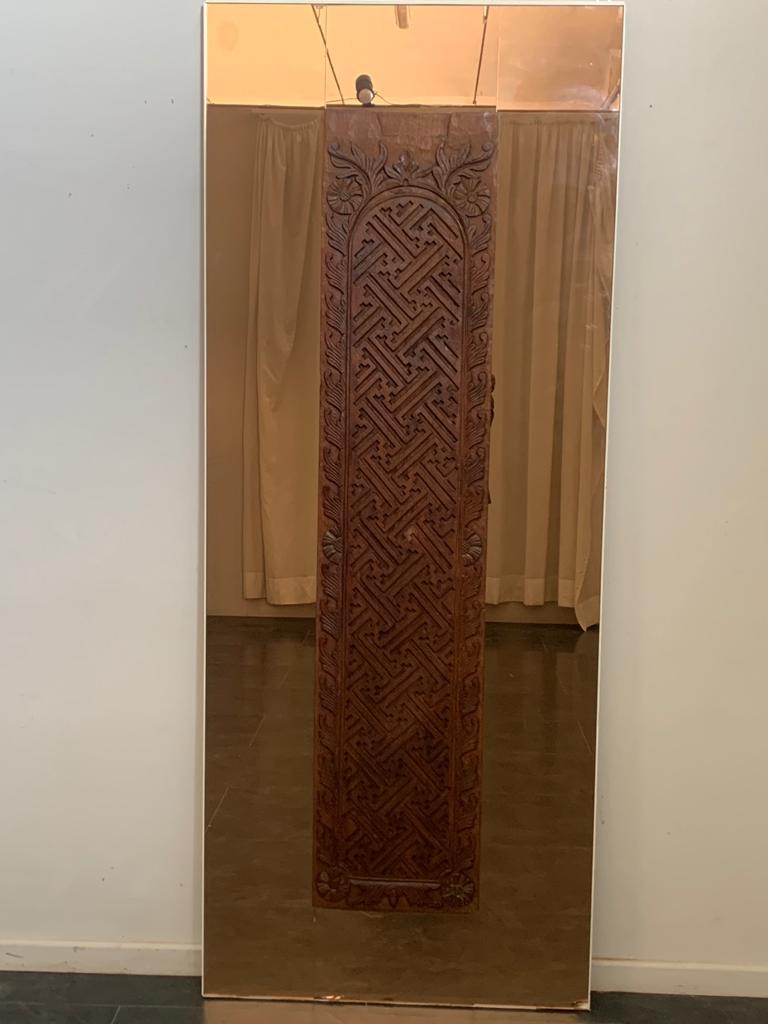 Frosted mirror with antique Indian colonial ethnic panel in teak in the center. White lacquered edge and back. good condition peaks at the base.
Packaging with bubble wrap and cardboard boxes is included.
