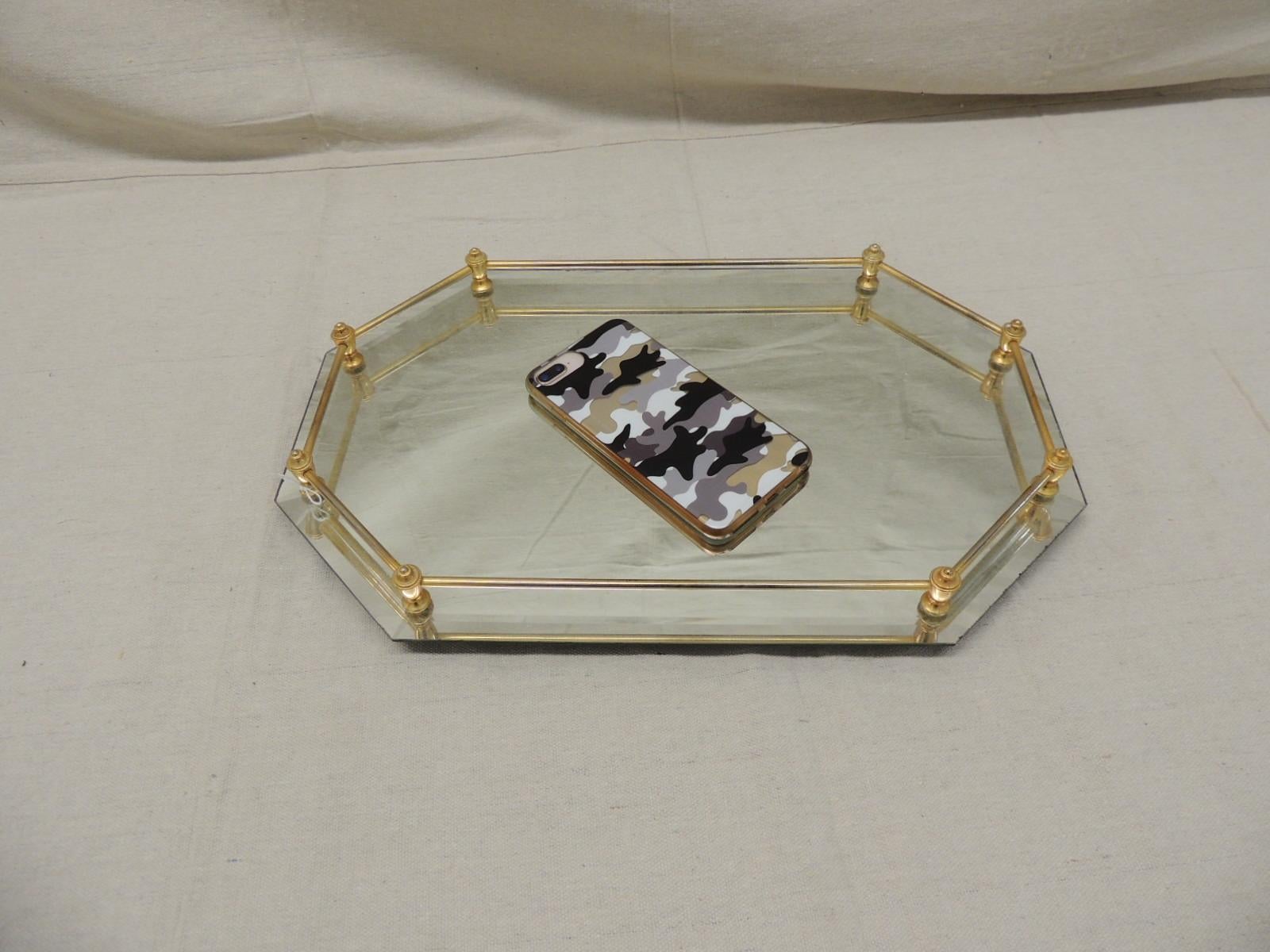 Vintage mirror and brass vanity octagonal tray
Smoked mirror
The brass apron consists of round rods and rounded finials
Plastic felt to prevent scratches
Art Deco
Hand crafted with a beveled edge
India, 1990s.