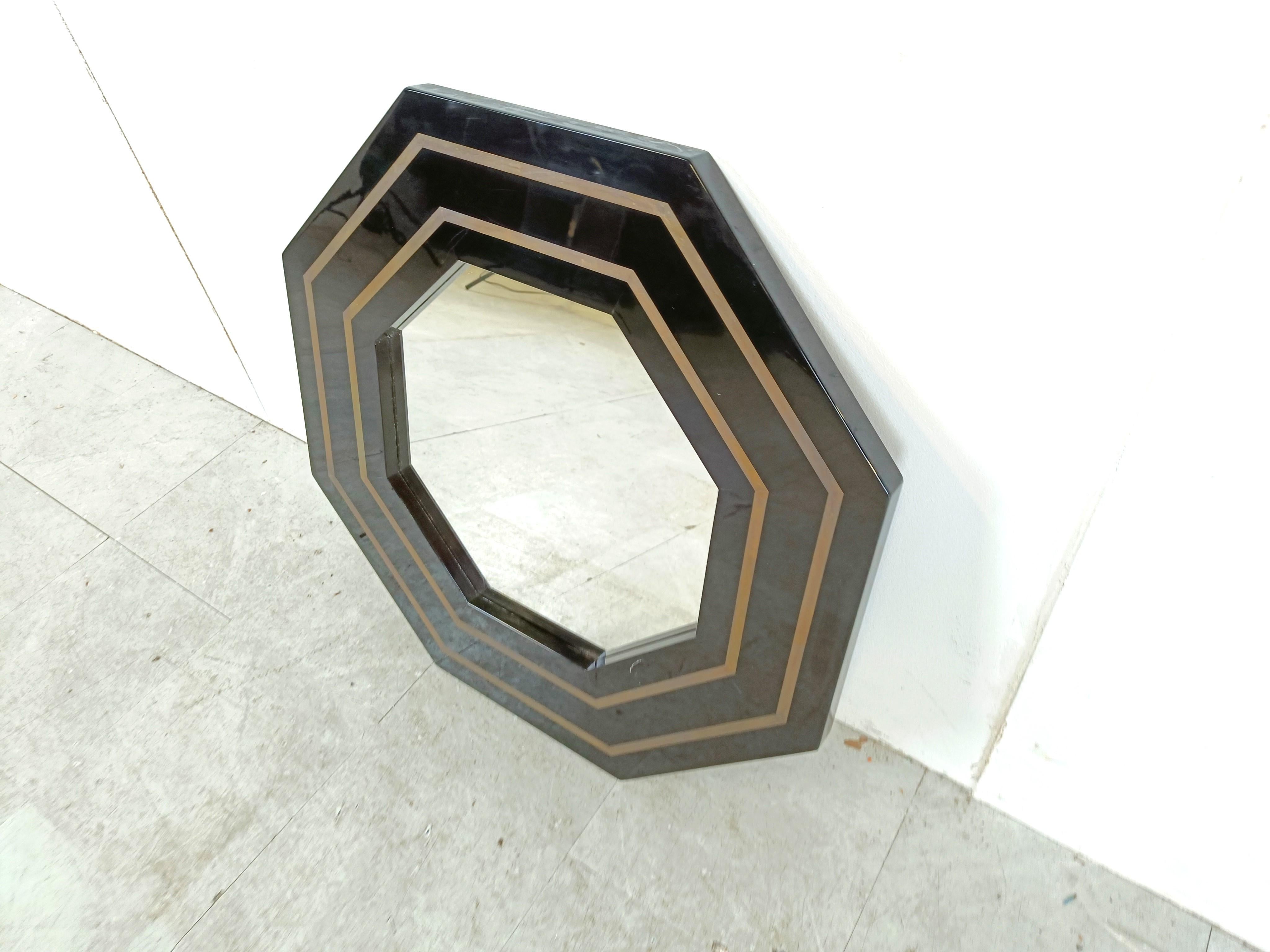 Vintage black lacquer and inlaid brass octogonal mirror by Jean Claude Mahey.

1970s - France

Very good condition

Dimensions:
Diameter: 72cm/28