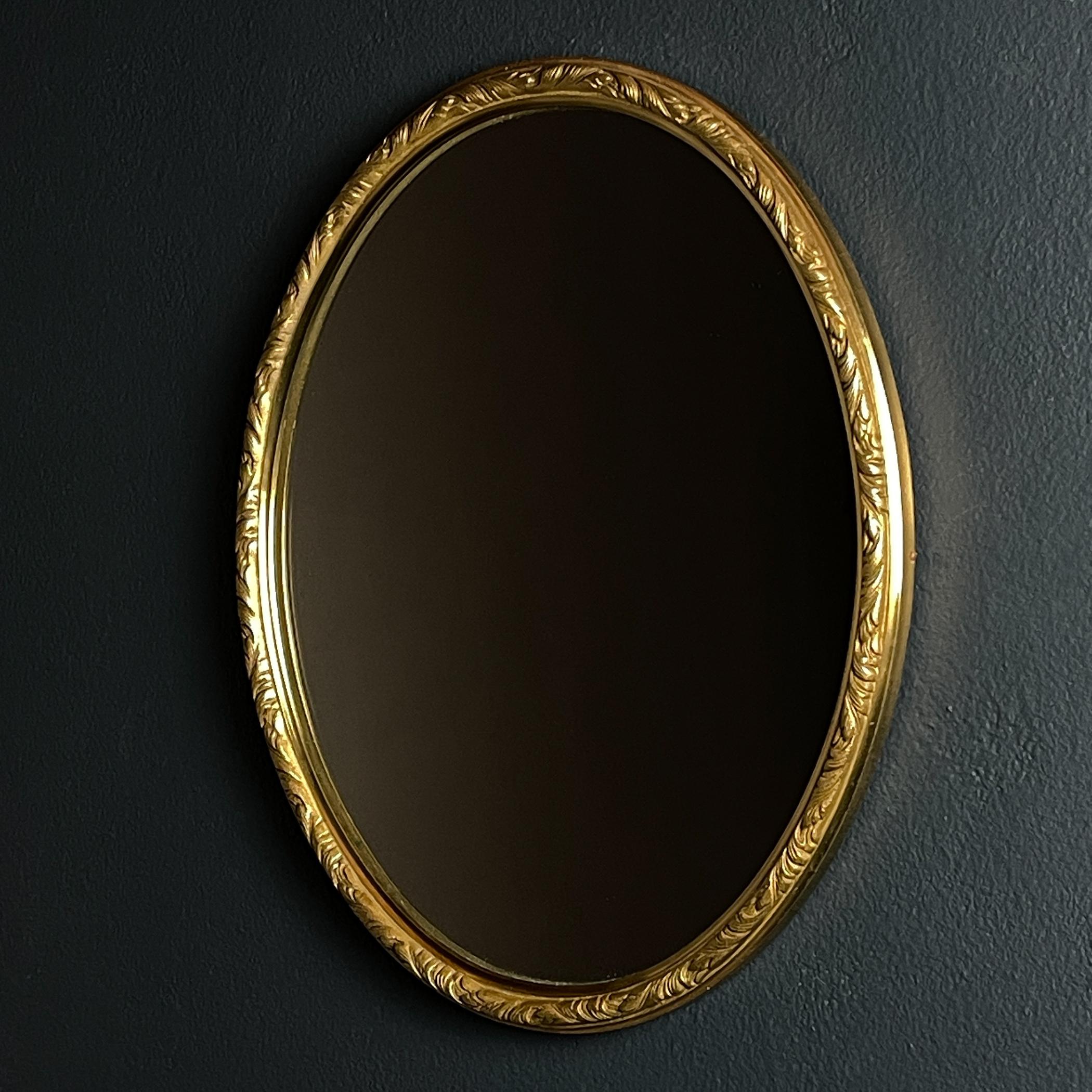 Miroir du milieu du siècle dans un cadre doré, fabriqué en Italie dans les années 1950.

Le miroir vintage est en très bon état, sans aucun dommage.

Dimensions :
Largeur : 34 cm
Hauteur : 42 cm
Profondeur : 3 cm / 1,18 pouces

Nous offrons un