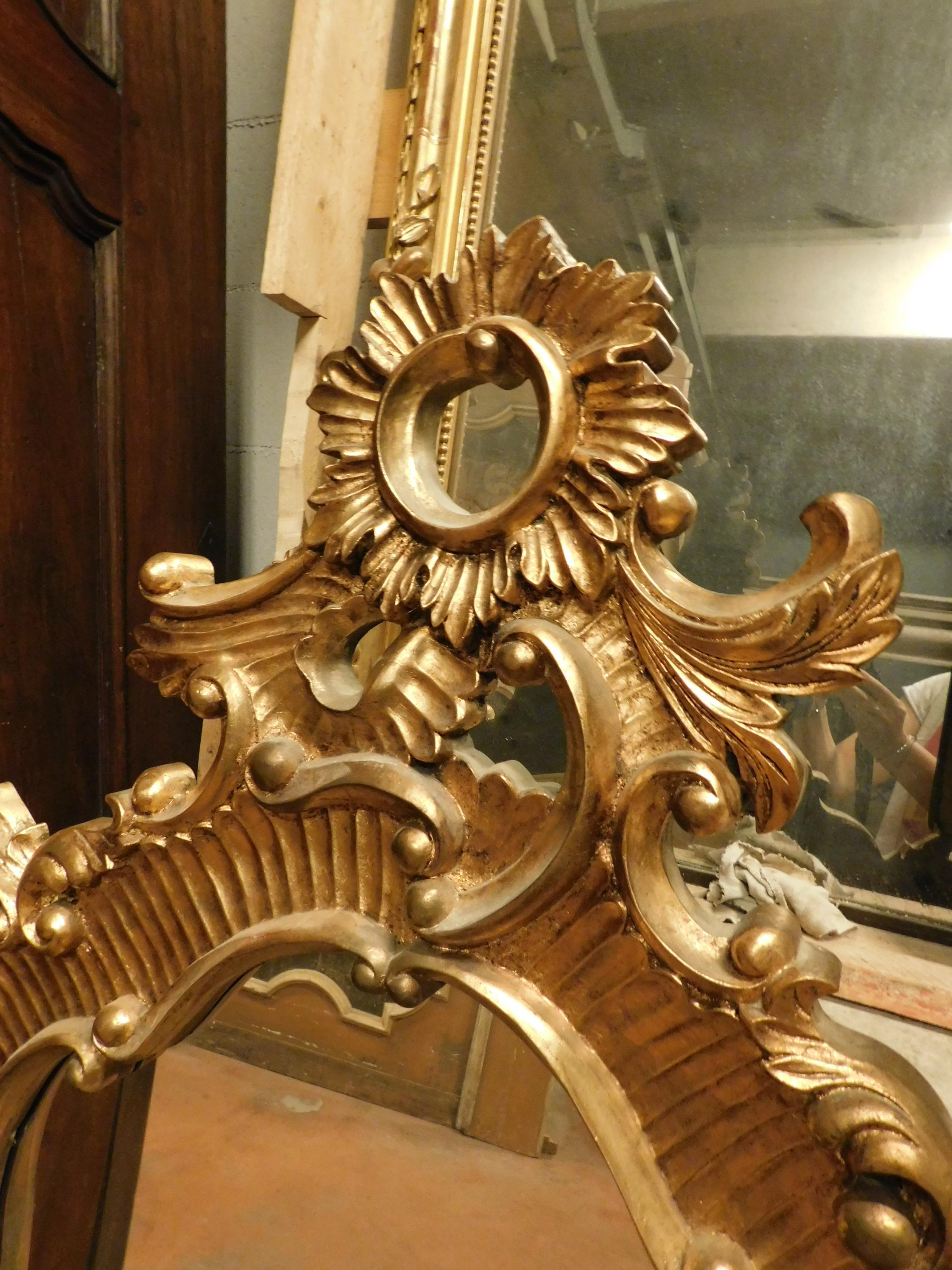 Sculpté Miroir vintage en bois sculpté et doré, 800 Italie en vente