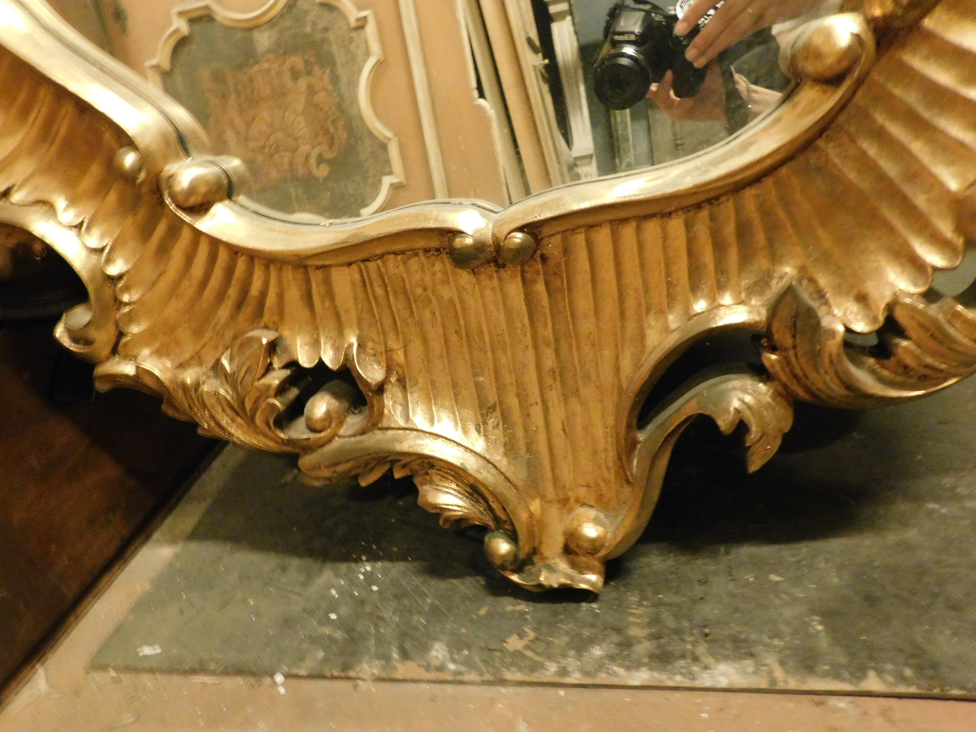 XIXe siècle Miroir vintage en bois sculpté et doré, 800 Italie en vente