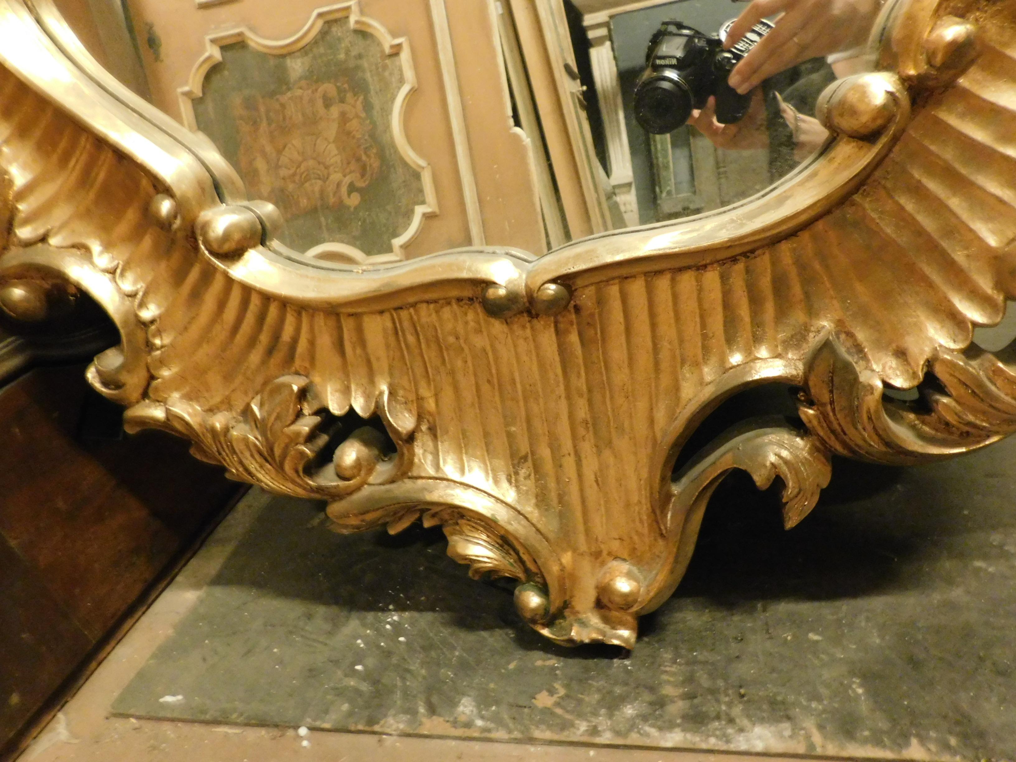 Vintage Mirror in Carved and Gilded Wood, '800 Italy For Sale 1
