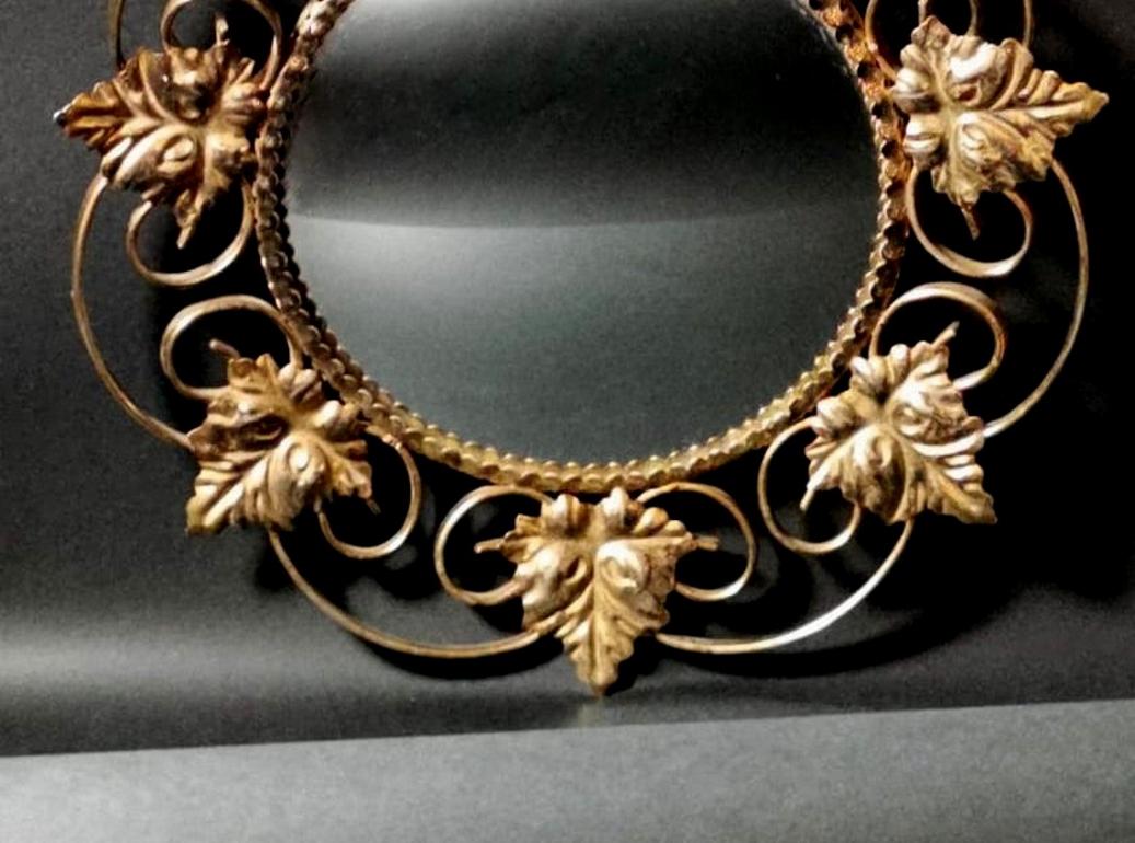 We kindly suggest you read the whole description, because with it we try to give you detailed technical and historical information to guarantee the authenticity of our objects.
Mirror in gilded metal; the vine leaves are softly arranged on a wire