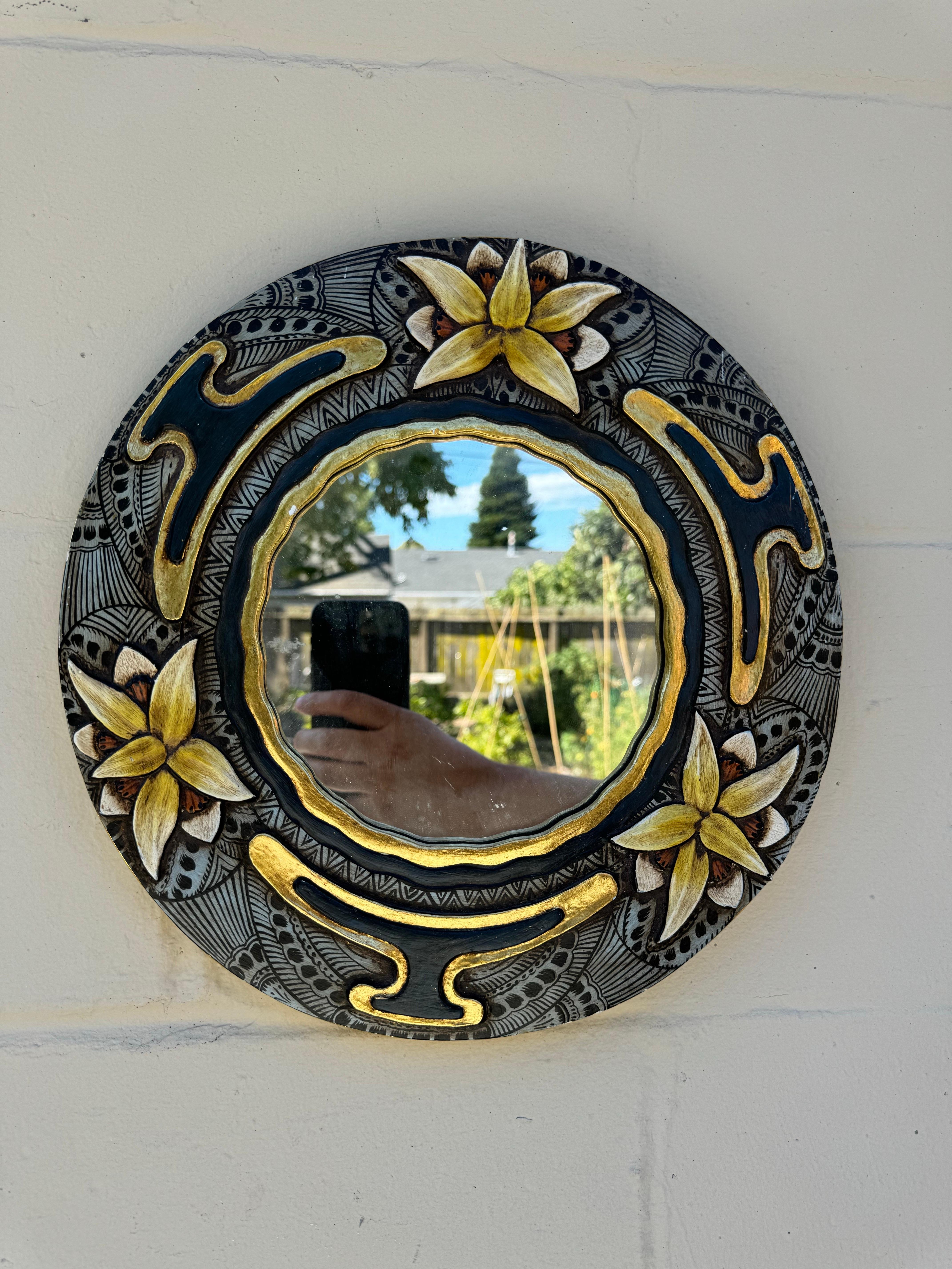 Bohème Miroir vintage dans un cadre en bois avec motif floral en vente