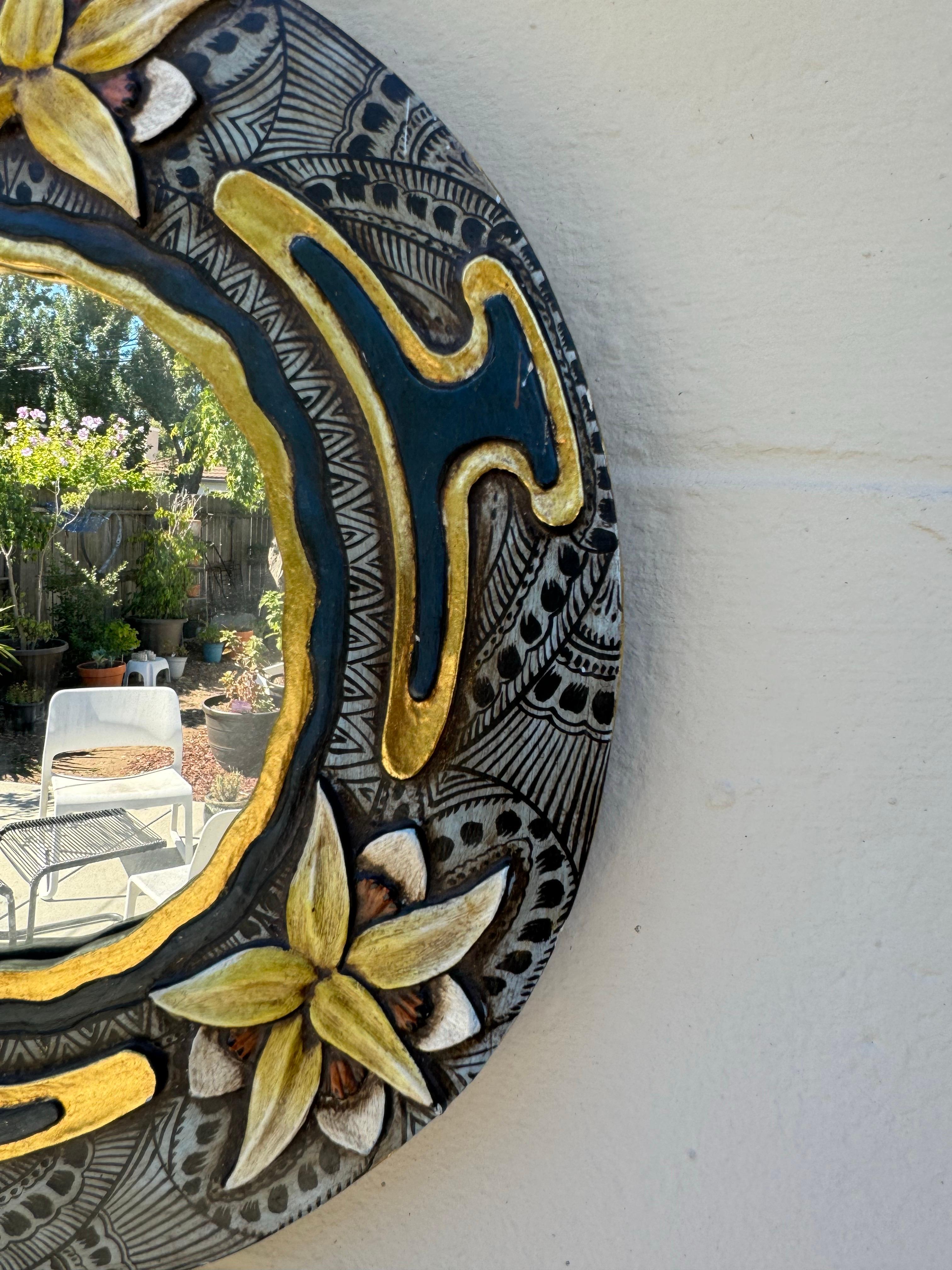 Américain Miroir vintage dans un cadre en bois avec motif floral en vente