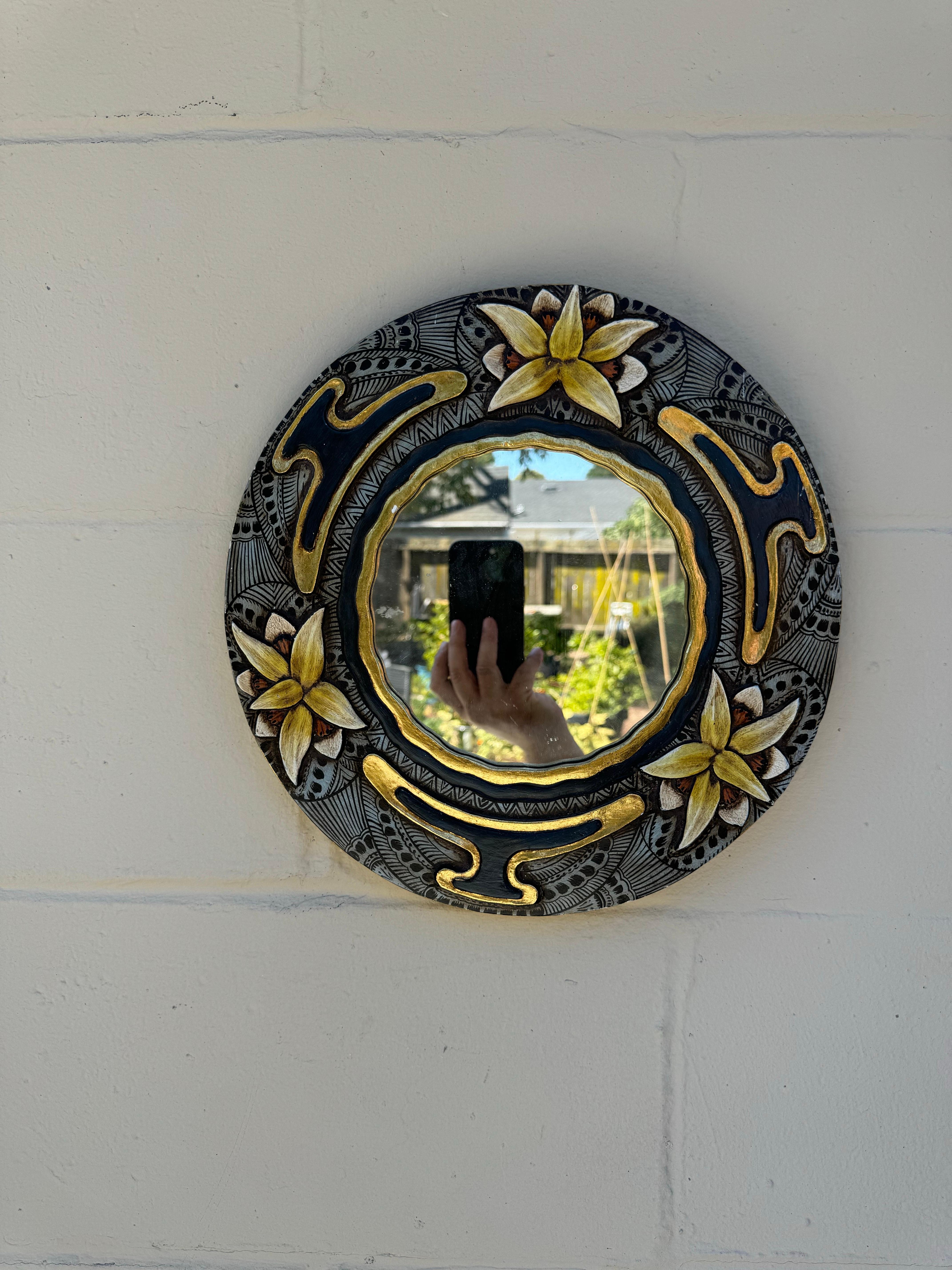 Miroir vintage dans un cadre en bois avec motif floral Bon état - En vente à San Carlos, CA