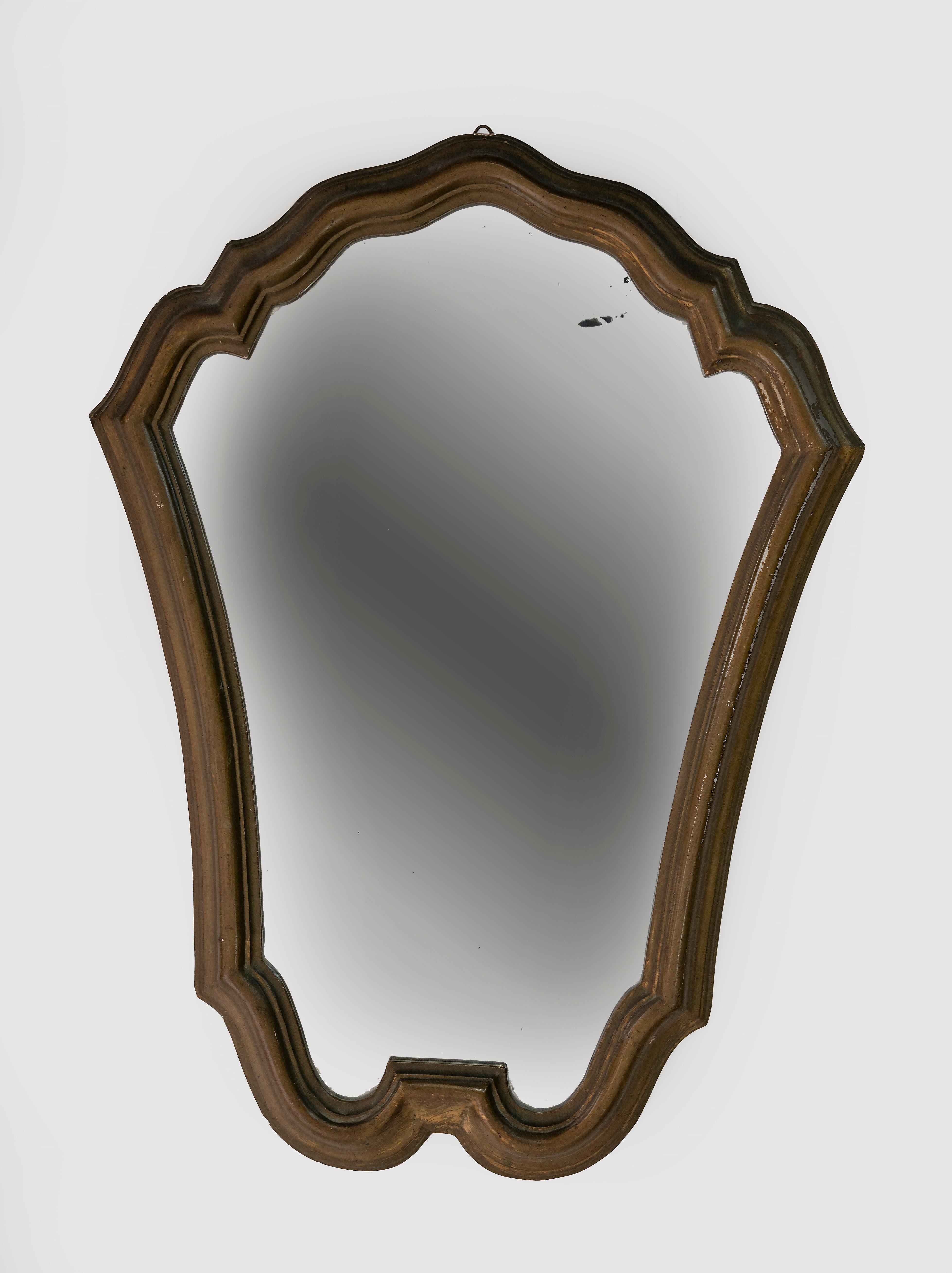 Vintage Mirror est un objet de design original réalisé au début du 20ème siècle en Italie.

Bon état sauf quelques pertes mineures du bois et des taches sur le verre du miroir.

Donnez une touche d'élégance à votre pièce avec ce miroir étonnant.