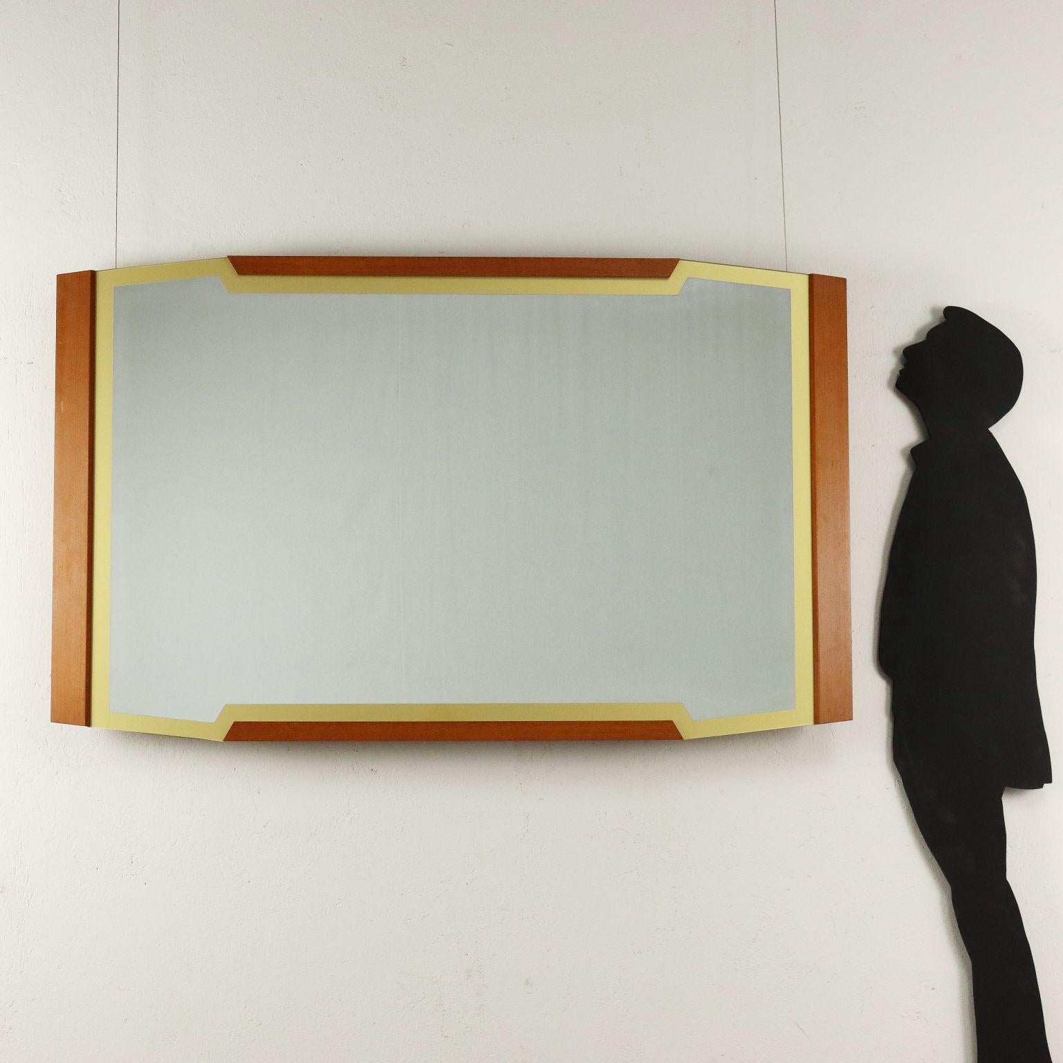 Wandspiegel mit Teakholzrahmen und verspiegeltem Glas mit hintermaltem Konturenband.