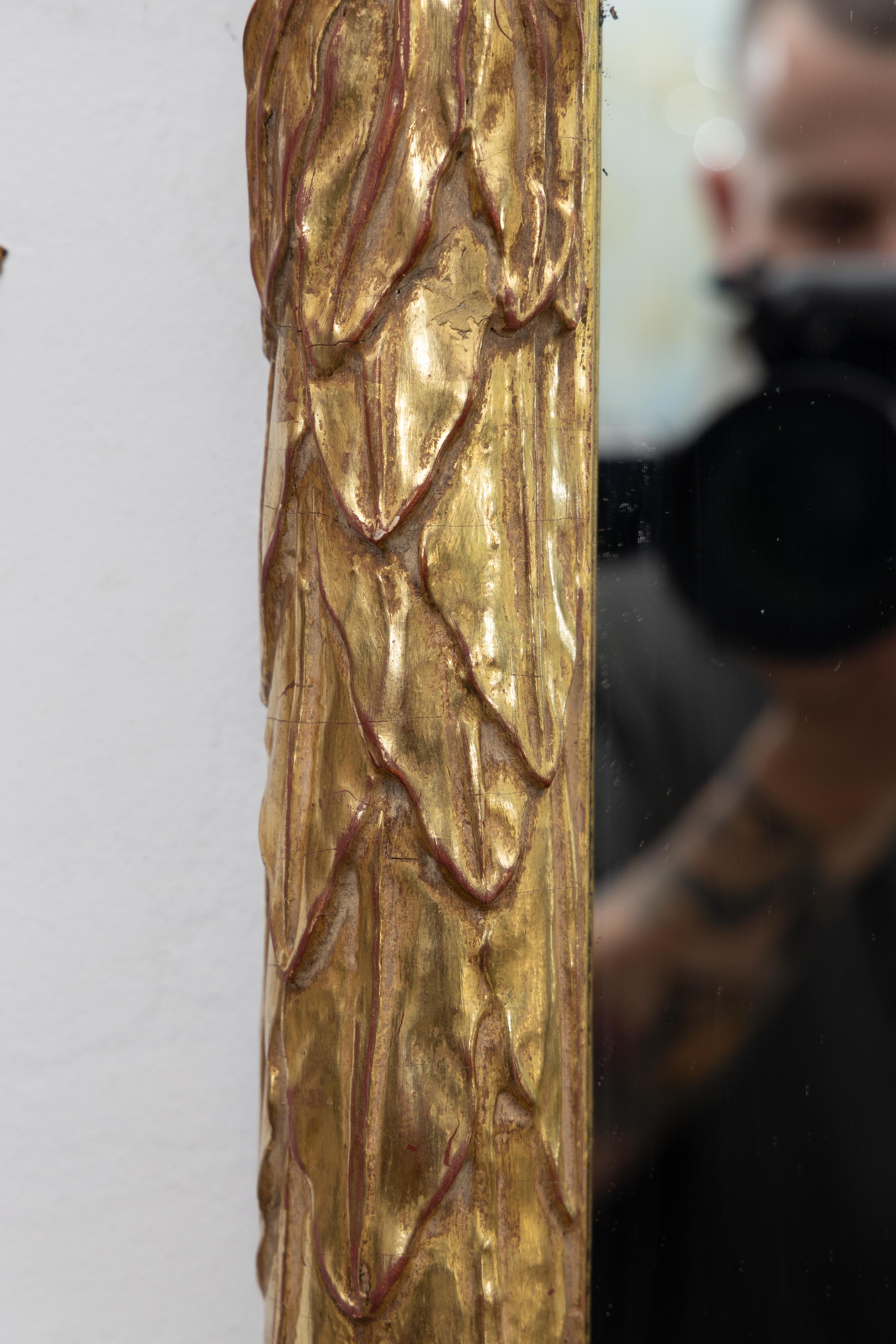 Fait main Miroir vintage avec cadre en bois doré sculpté en vente