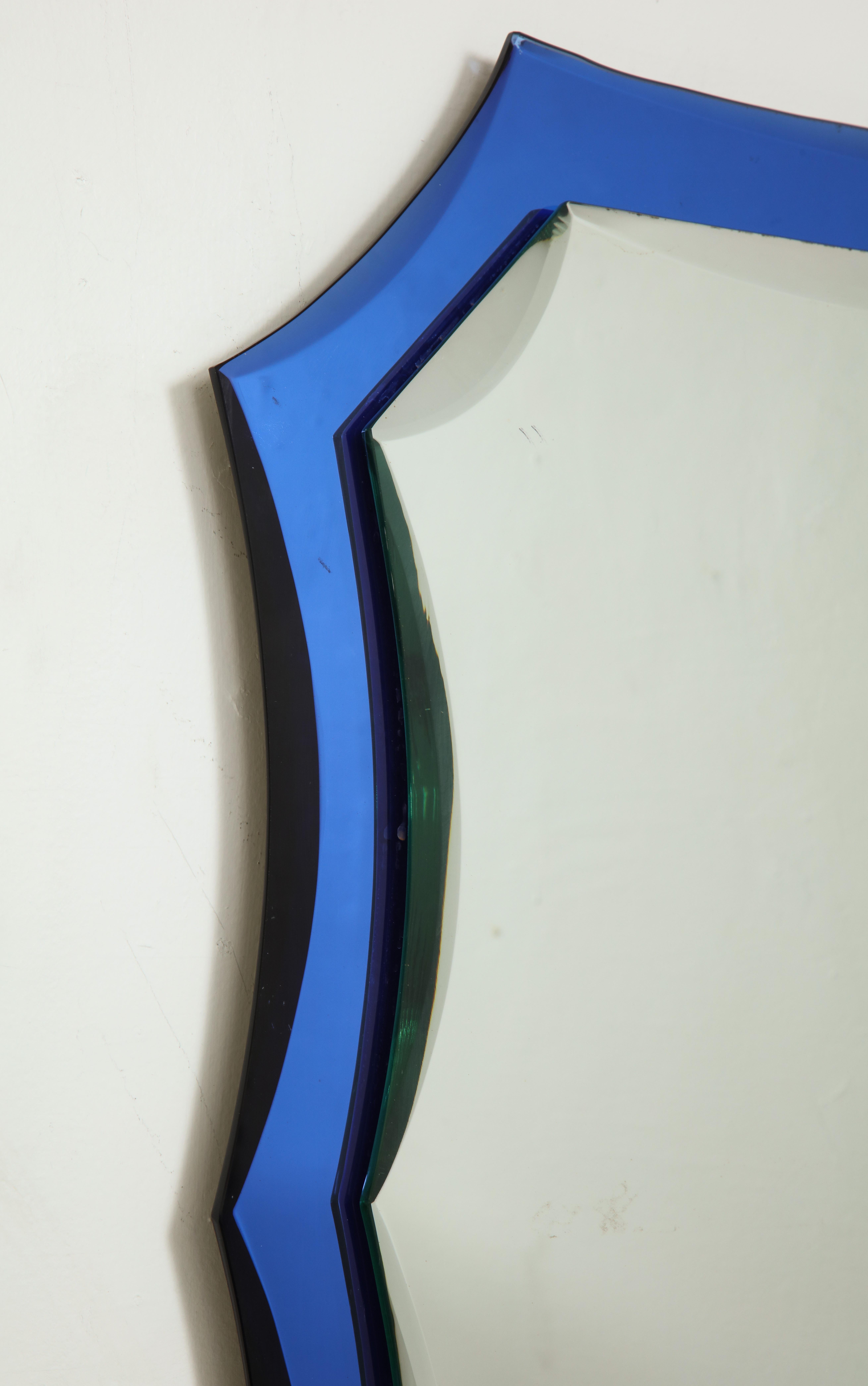 Miroir vintage avec des bordures bleu cobalt.