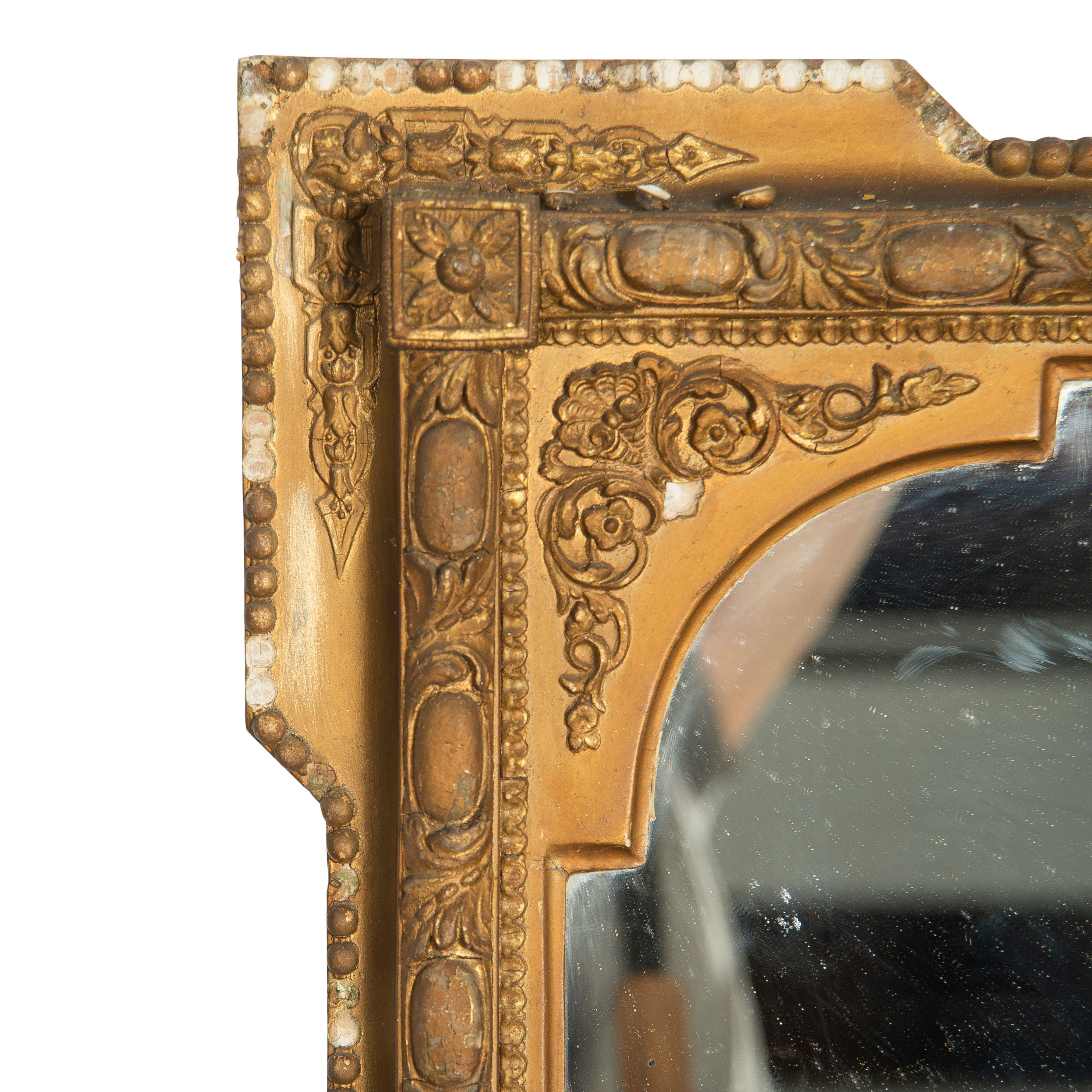 Français Miroir vintage avec cadre doré détaillé en vente