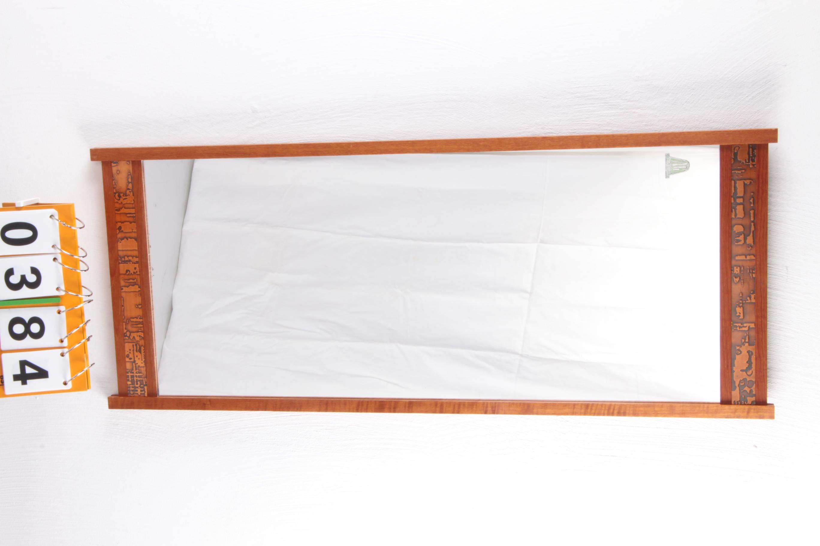 Vintage Mirror with sturdy copper edge of teak 1960s Denmark.


A very nice large special wall mirror made of Teak wood with copper in Denmark in the 1960s, marked with Aarhus.

The mirror fits very well in a large wall in your hallway or in a very