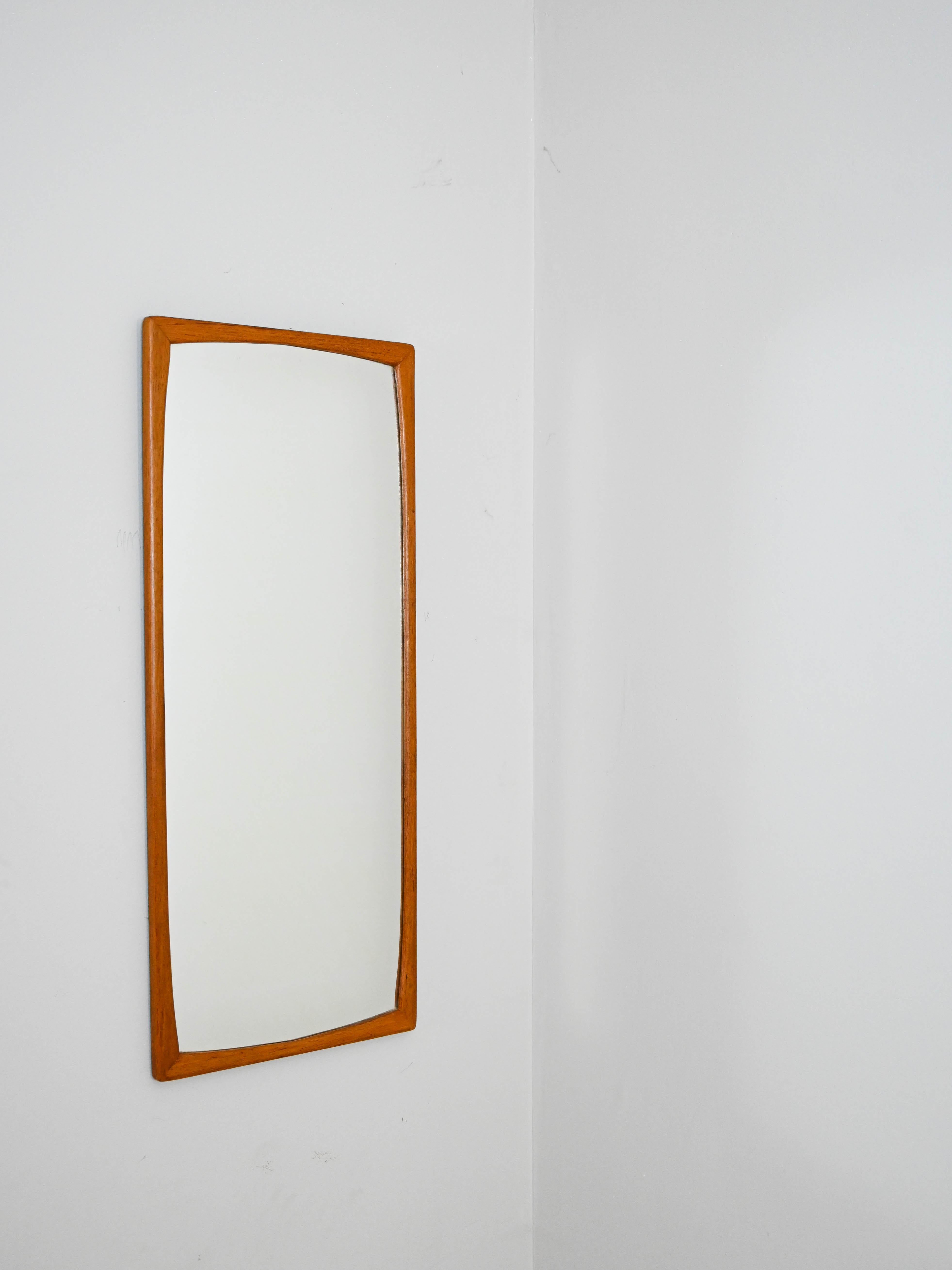 Scandinavian rectangular mirror from the 1960s.

This mirror is distinguished by the shape of the slightly convex frame on the inside, which gives it a distinctive and elegant look.
Perfect for any room, try it in the entryway with a small table or