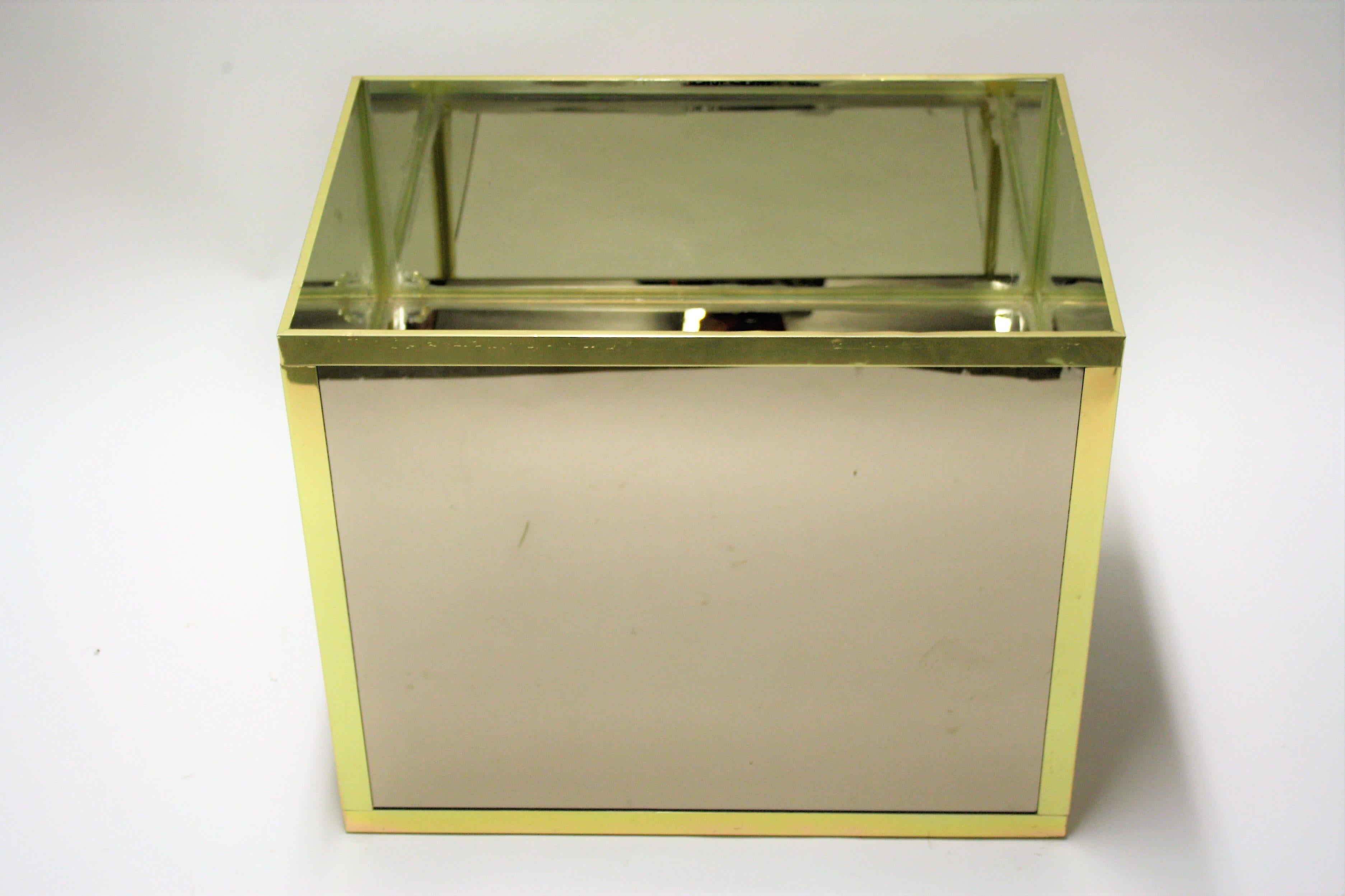 Hollywood Regency square planter made from brass and mirrored glass.

Good condition, for interior use only.

This was acquired from a bank building in Belgium, 

1970s, Belgium

Dimensions:
Height 51cm/20.07