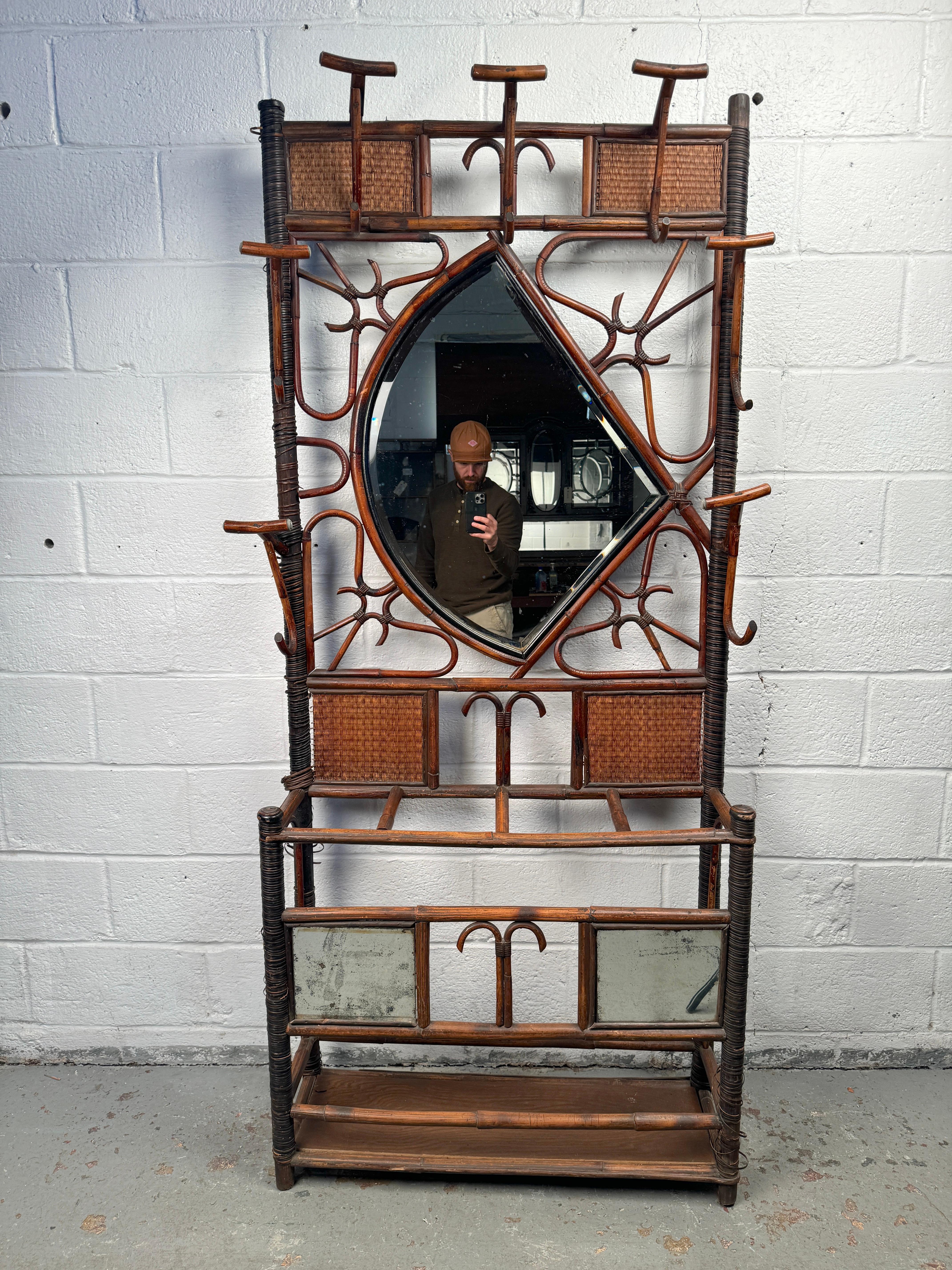 Fai una prima impressione di stile con questo A. Hall in bambù. Un raro connubio tra forma e funzione, risalente all'epoca d'oro del design moderno. Realizzato negli anni '50-'60, questo oggetto essenziale per l'ingresso è caratterizzato da una