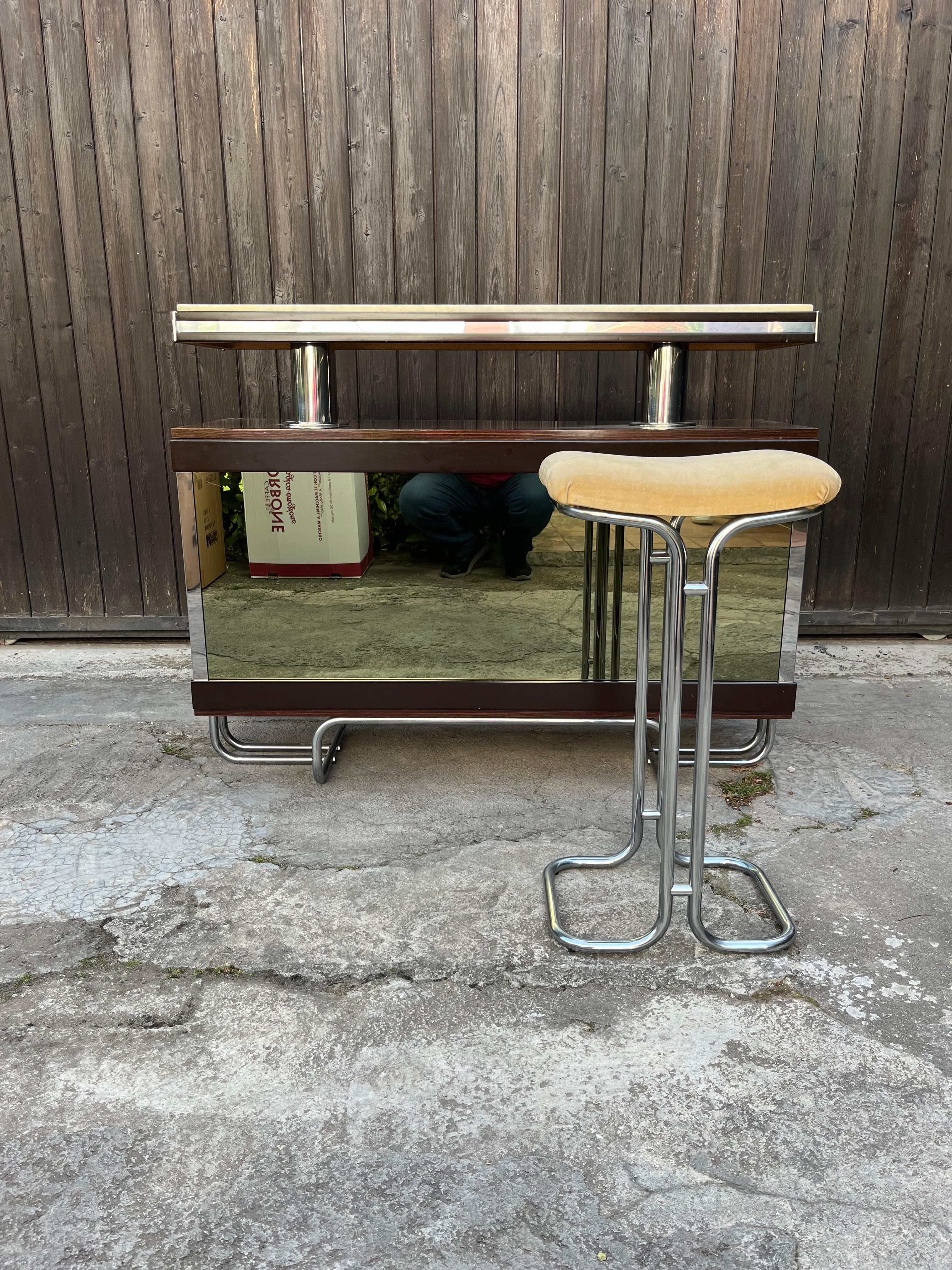 Vintage Mirrored Bar Cabinet With Stool Attributed to Luciano Frigerio 1970s In Good Condition In Palermo, IT