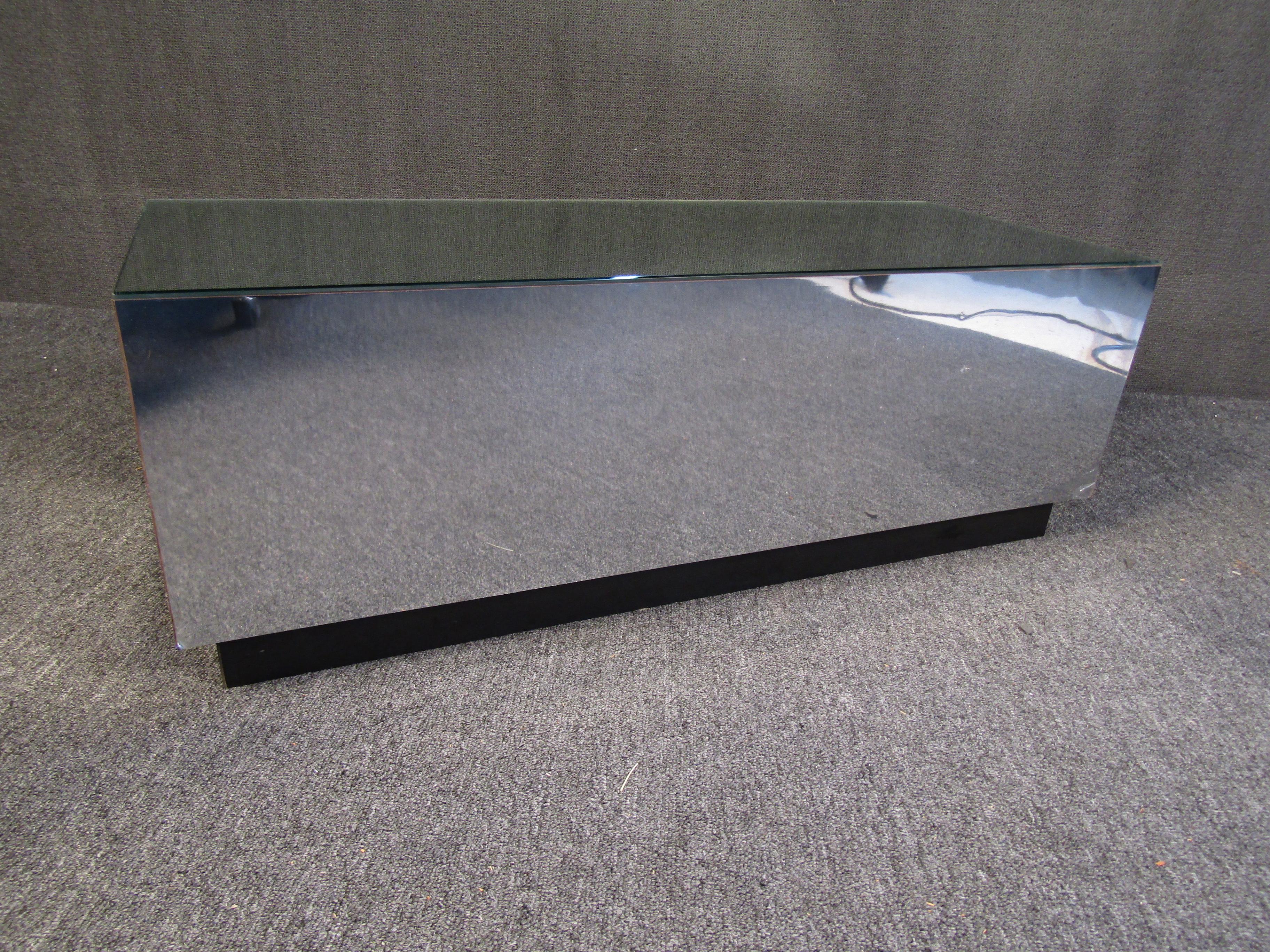 This interesting mirrored coffee table is sure to wow with its minimalist form and reflective surface. Please confirm item location with seller (NY/NJ).