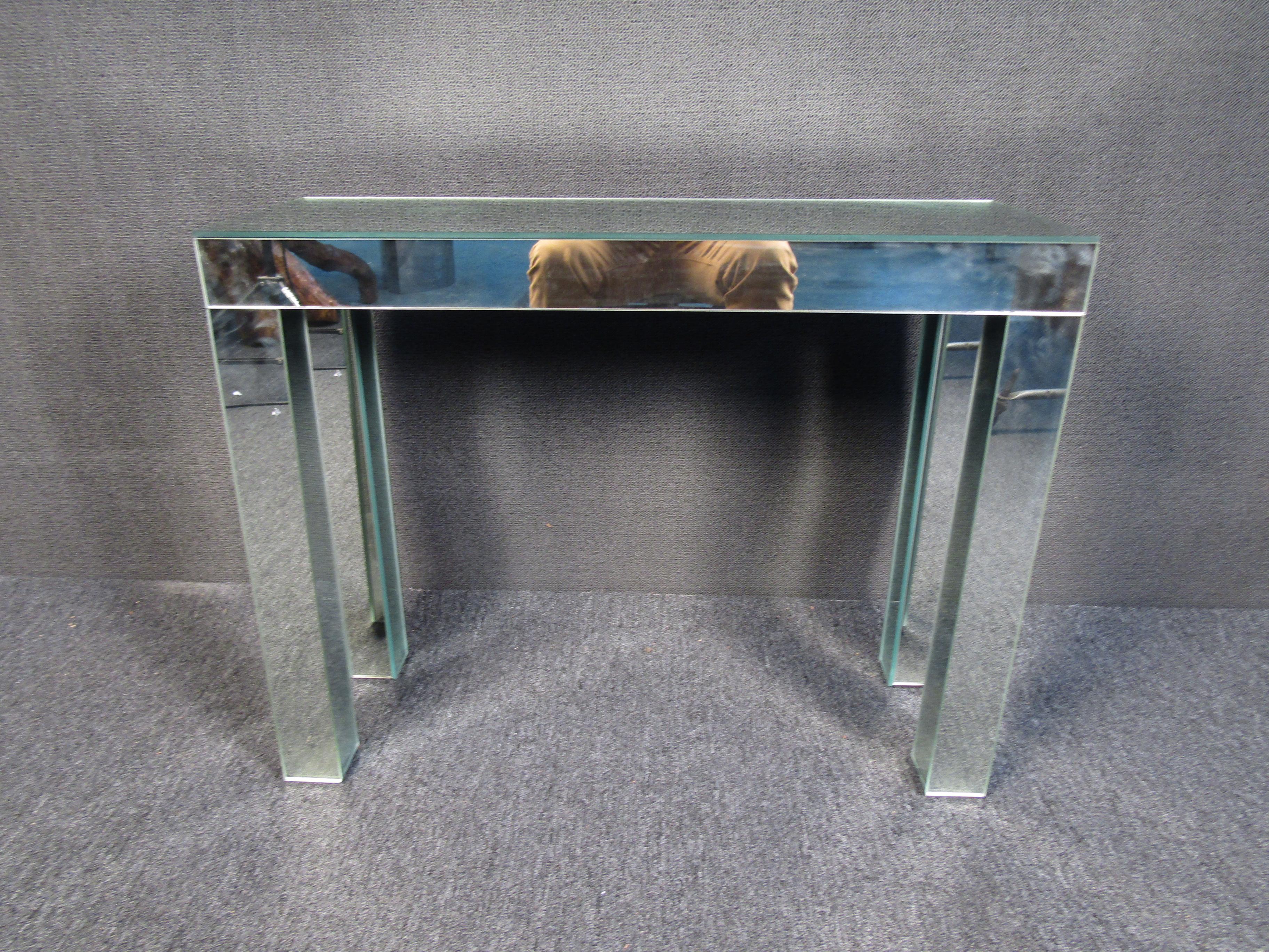 Une petite table console de style Mid-Century Modern, simple et accrocheuse avec ses panneaux recouverts de miroirs. Veuillez confirmer la localisation de l'article auprès du vendeur (NY ou NJ).