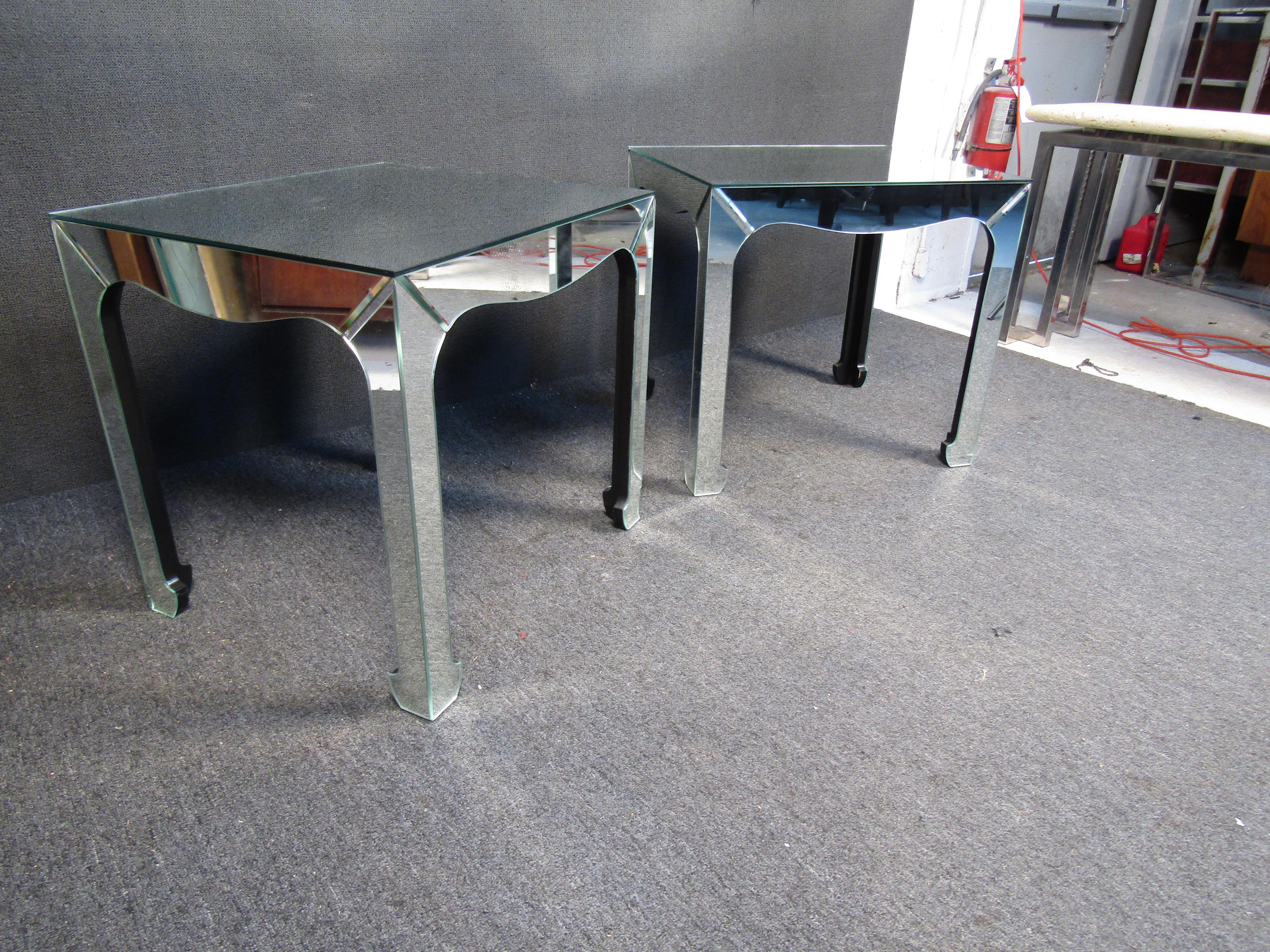 Milieu du XXe siècle Tables d'appoint en verre miroir vintage en vente
