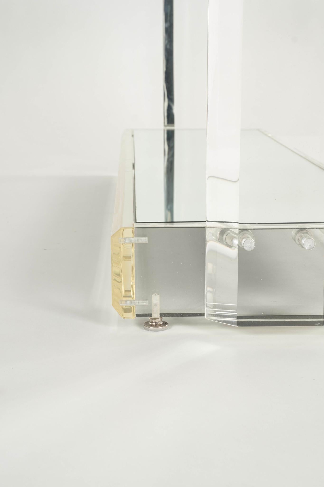 Américain Table console vintage en lucite miroir en vente