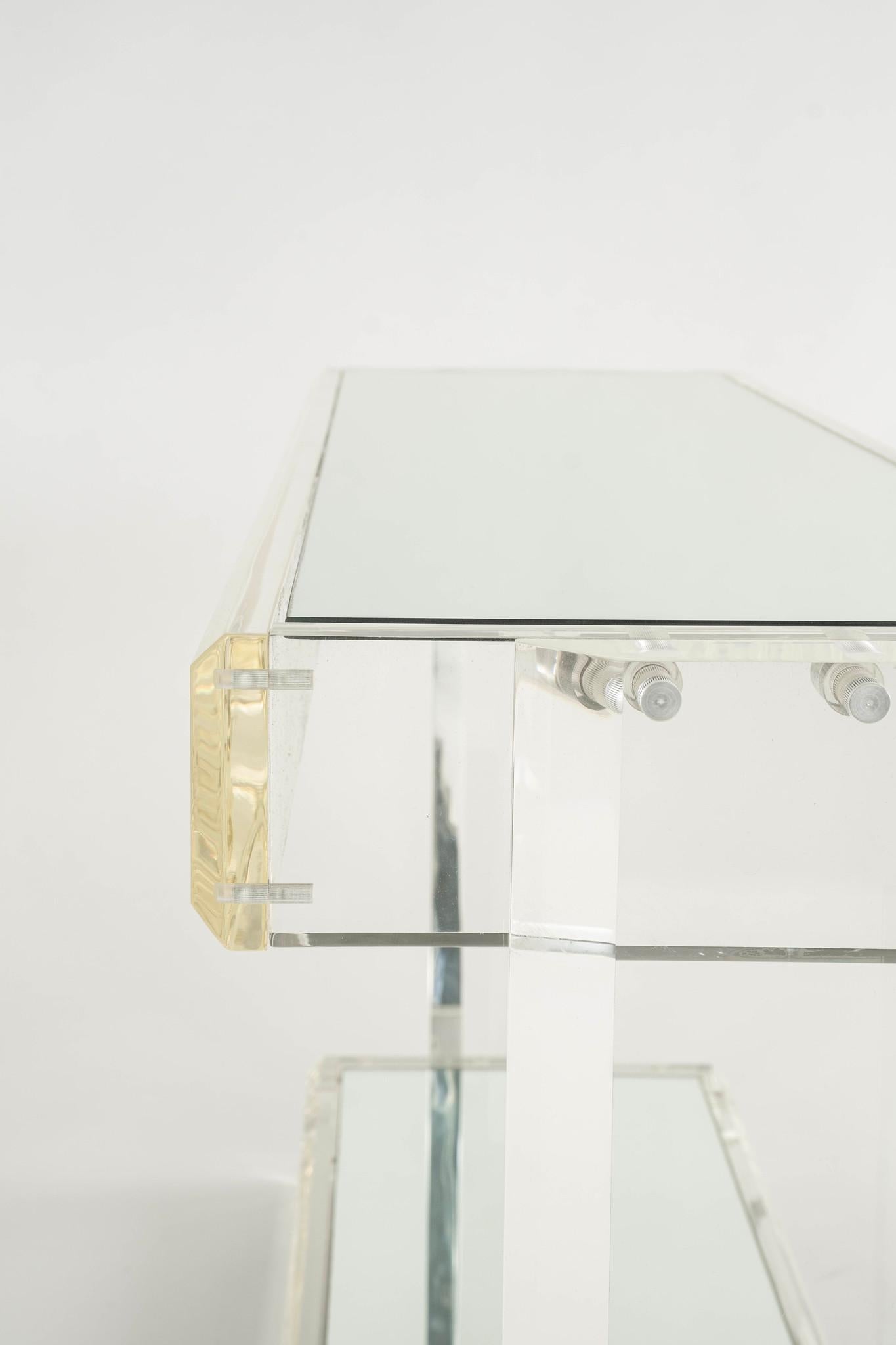 Table console vintage en lucite miroir Bon état - En vente à Houston, TX