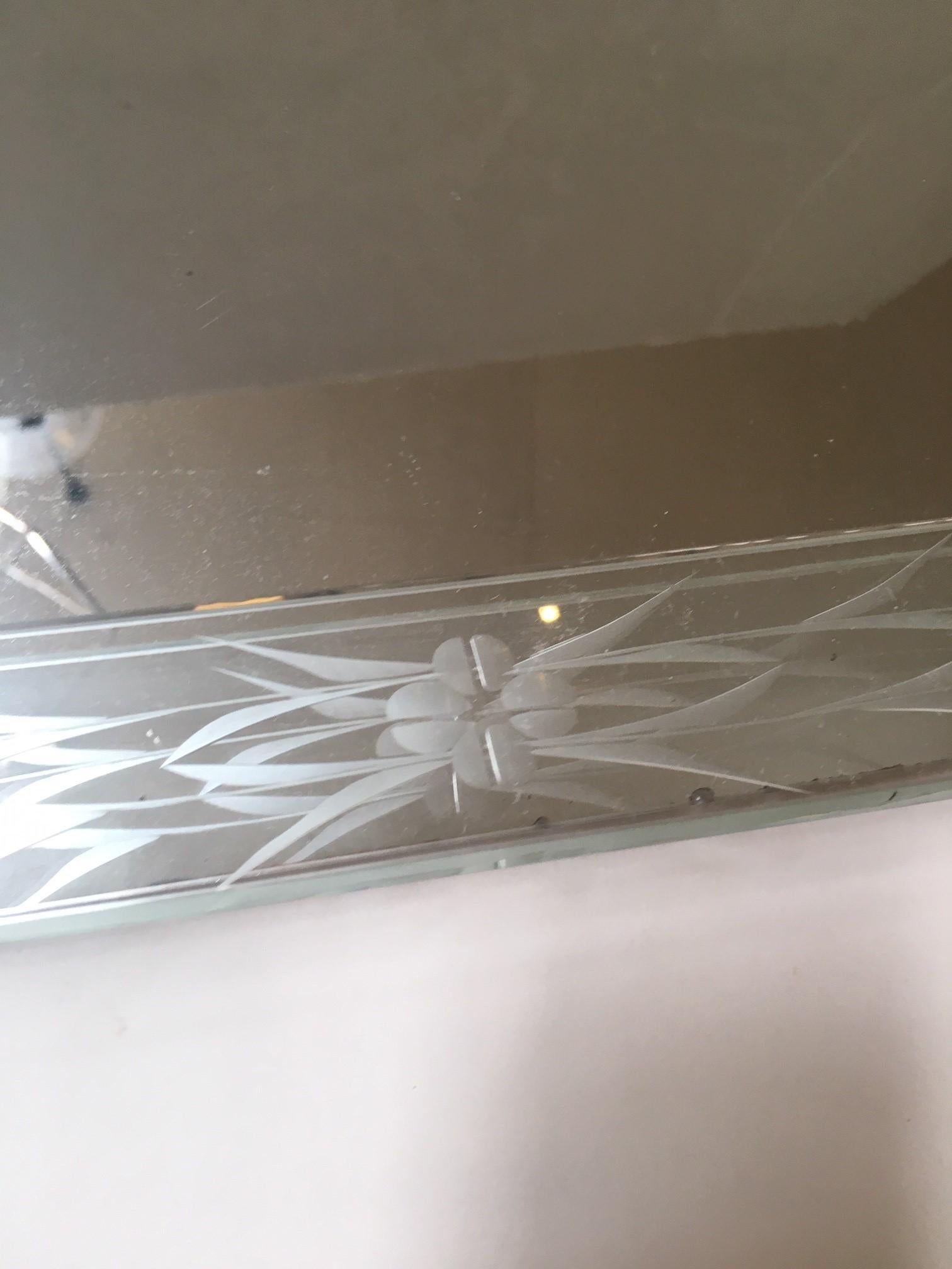 Bandeja Espejada Vintage con Laterales de Cristal Grabado con Detalle de Nácar Estadounidense en venta