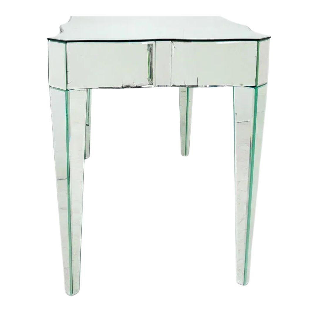 Hollywood Regency Table de toilette ou bureau vintage en miroir avec bord festonné en vente